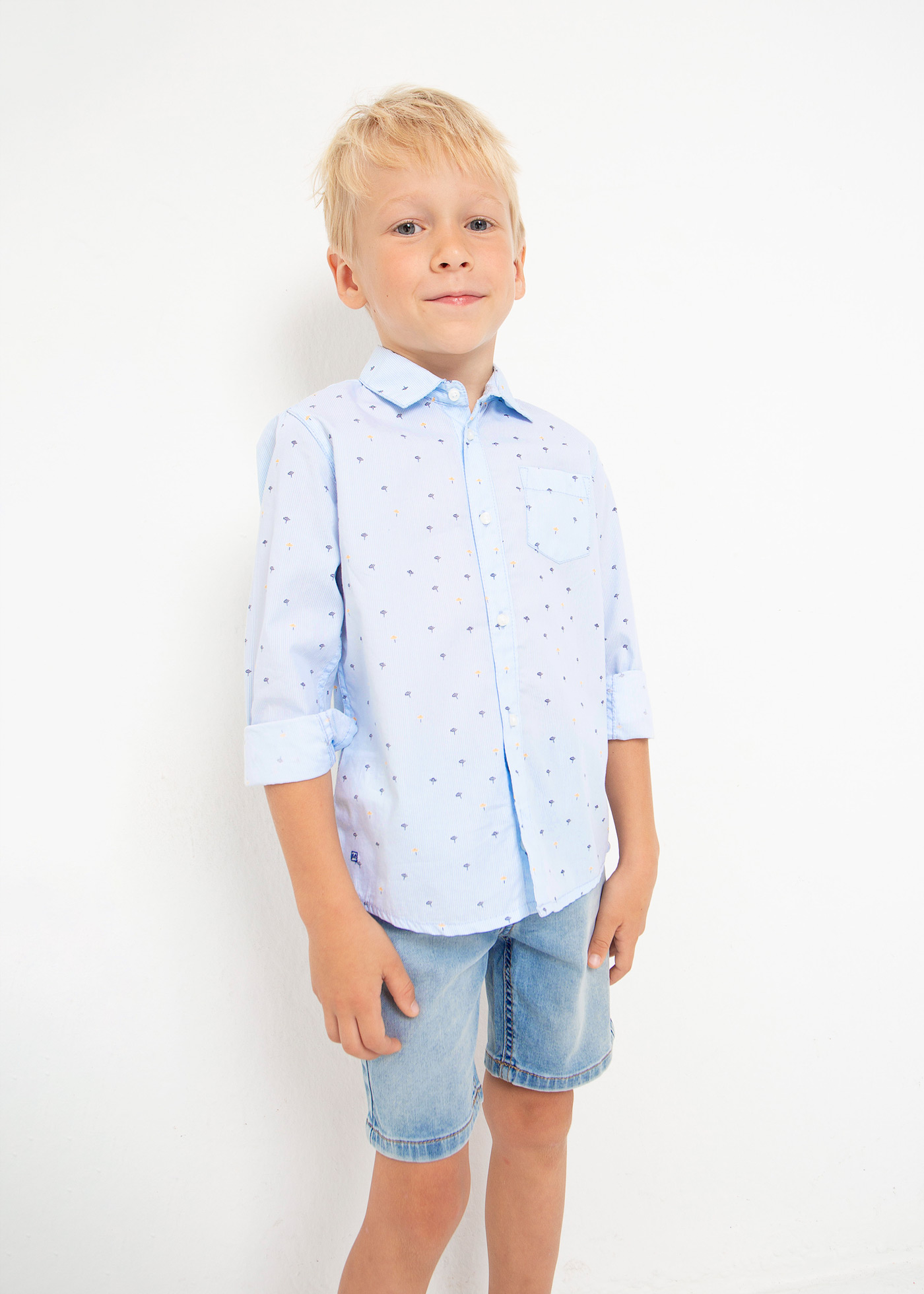 Camisa de manga comprida estampada, feita com algodão sustentável, para meninos.