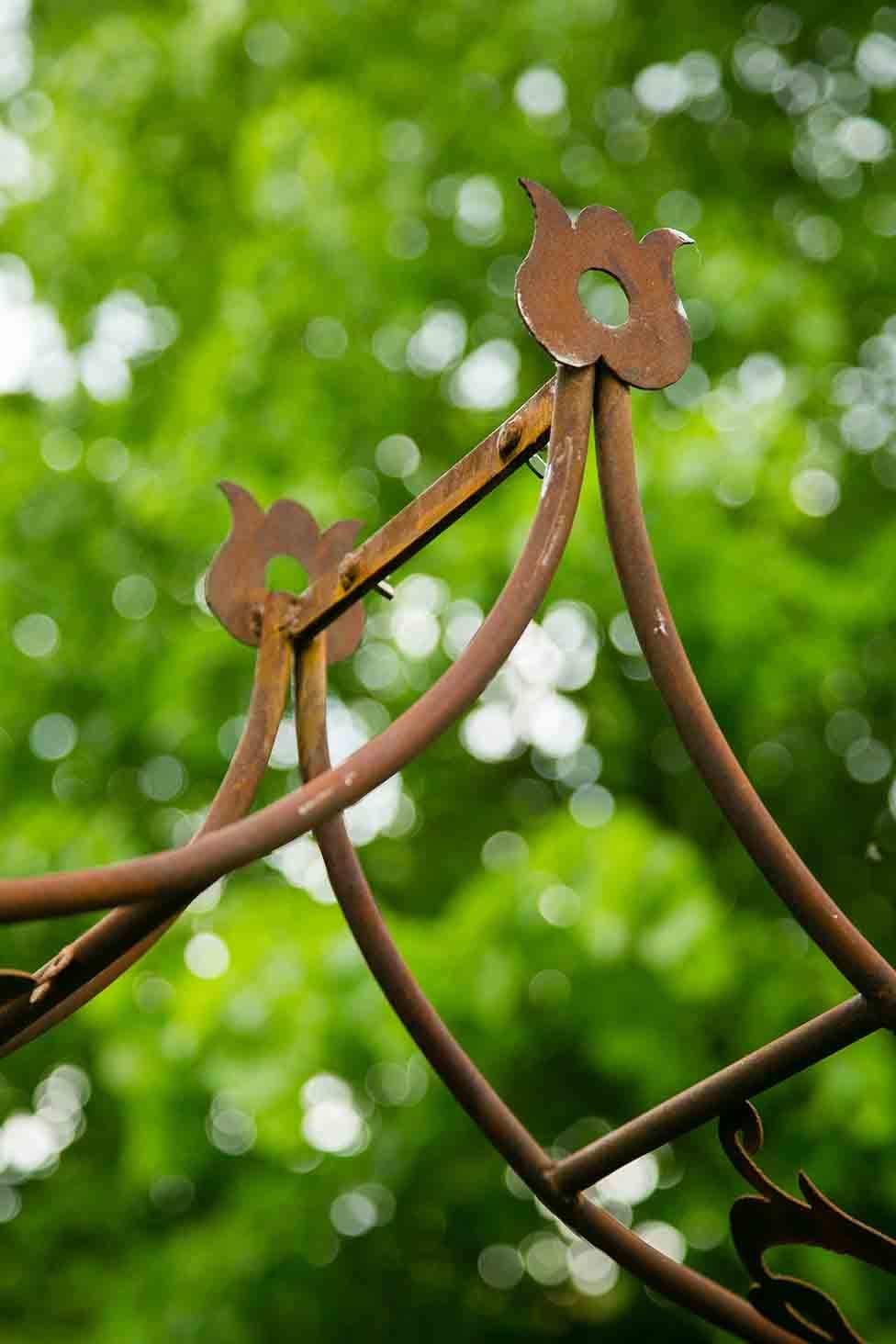 KUHEIGA Filigraner Rosenbogen in Rost B: 95cm Rankbogen aus Metall in Edelrost