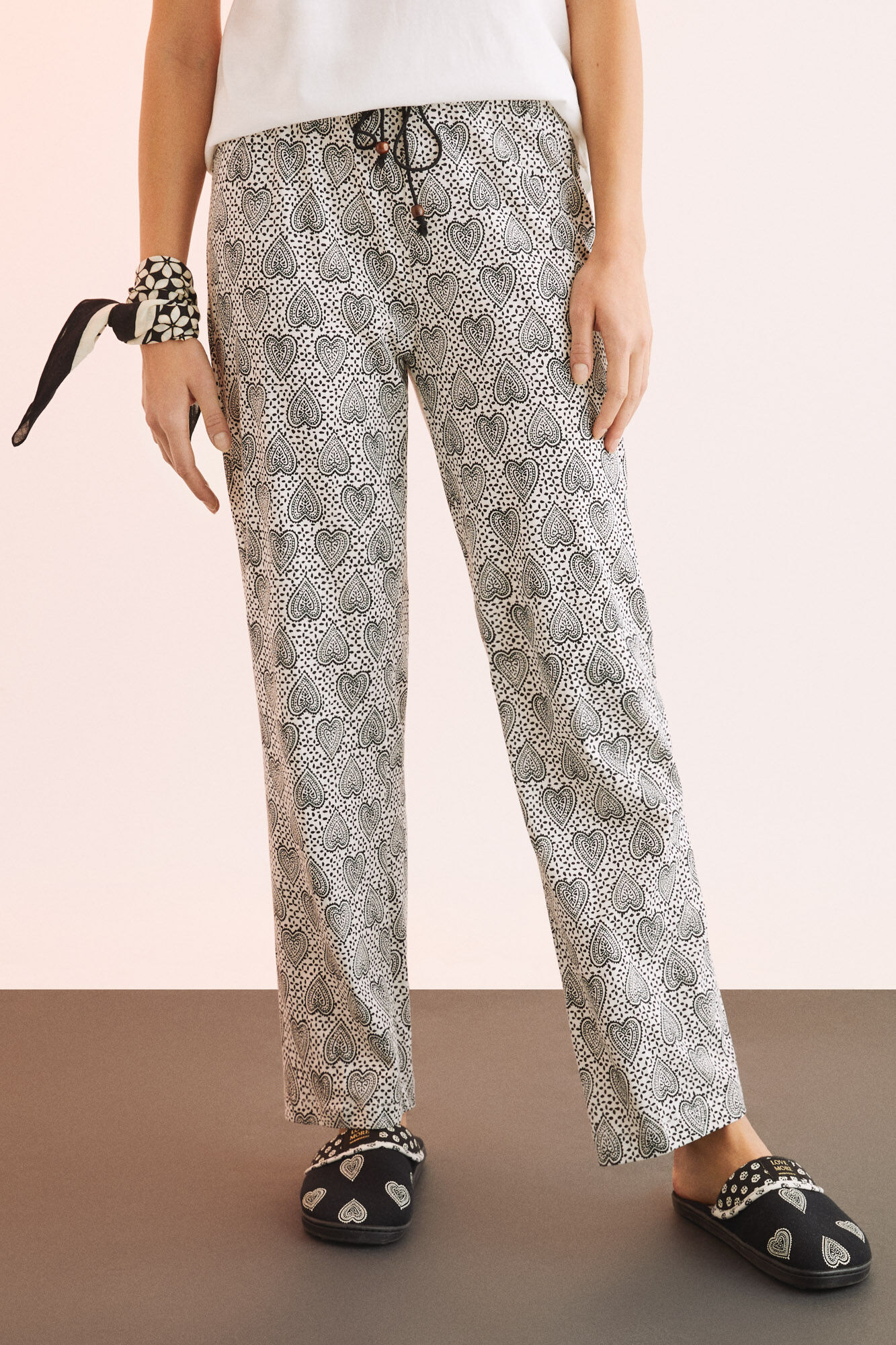 Calça 100% algodão com estampa de coração - bege