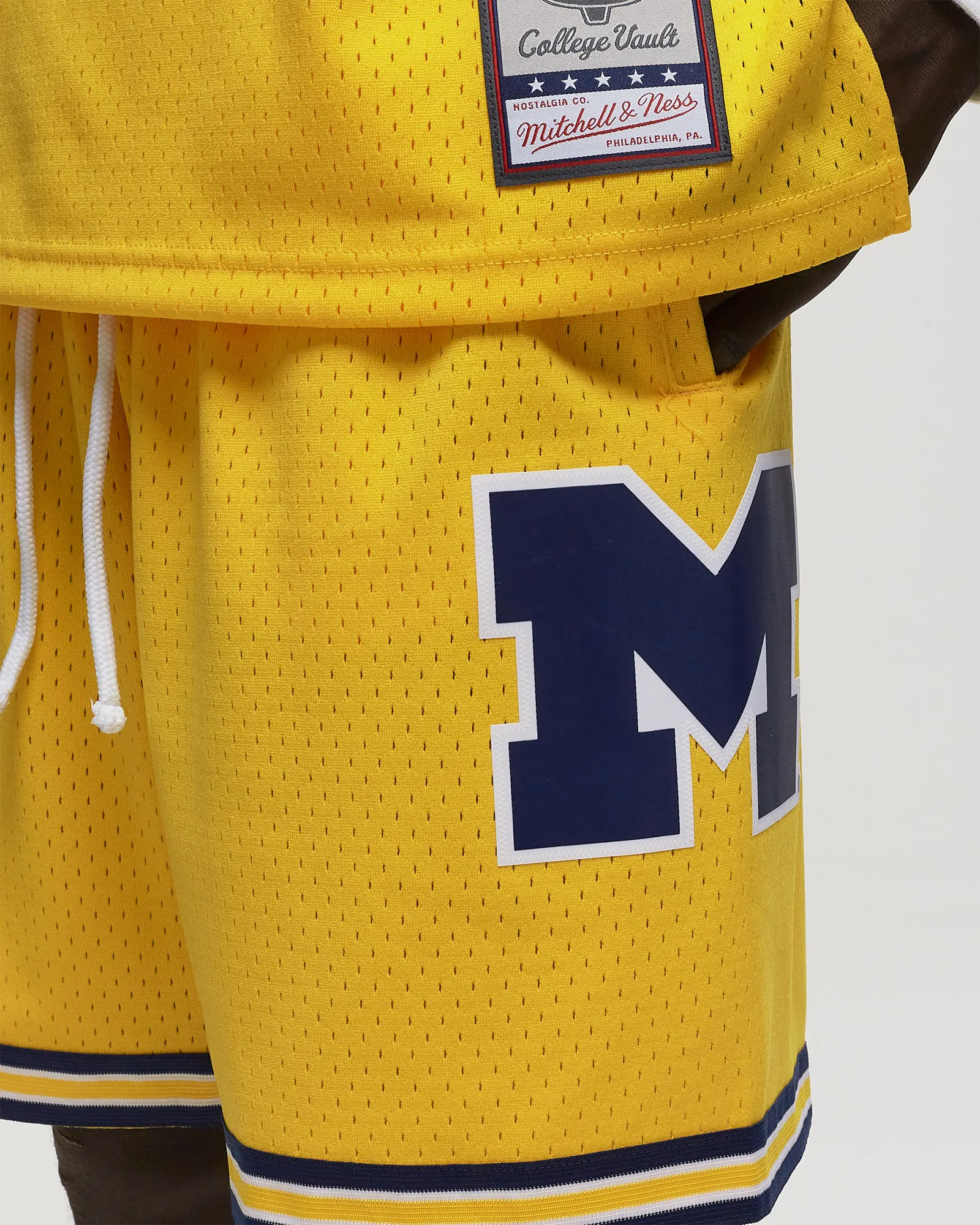 Mitchell & Ness NCAA SWINGMAN MAIZE SHORTS MICHIGAN 1991