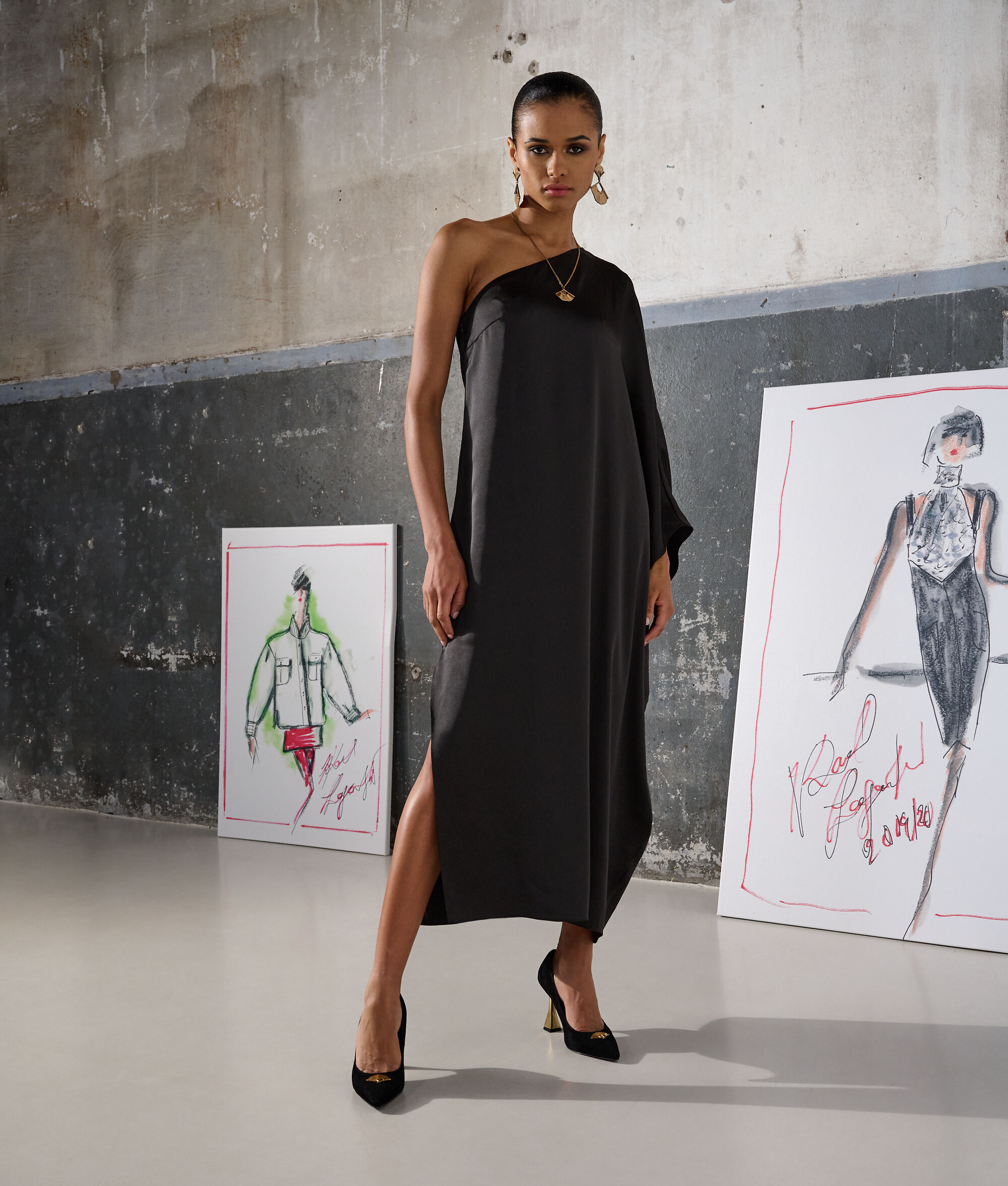 ROBE ASYMÉTRIQUE EN SATIN DRAPÉE