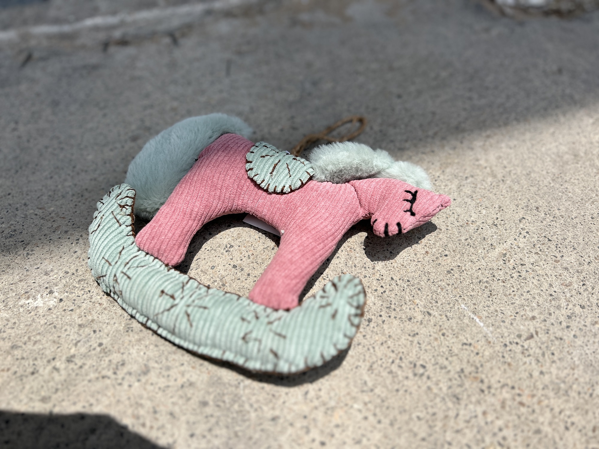 Anhänger 'Schaukelpferd', rosa, blau, B 22 cm, H 17 cm, L 3 cm von fischer's lagerhaus