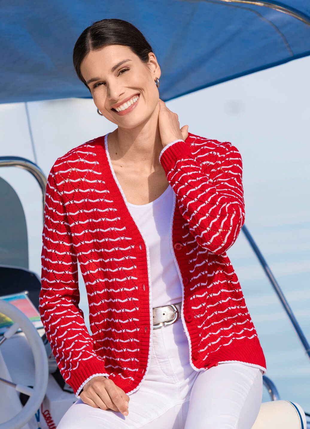 Strickjacke mit feinen Ringeln und Ajourrauten