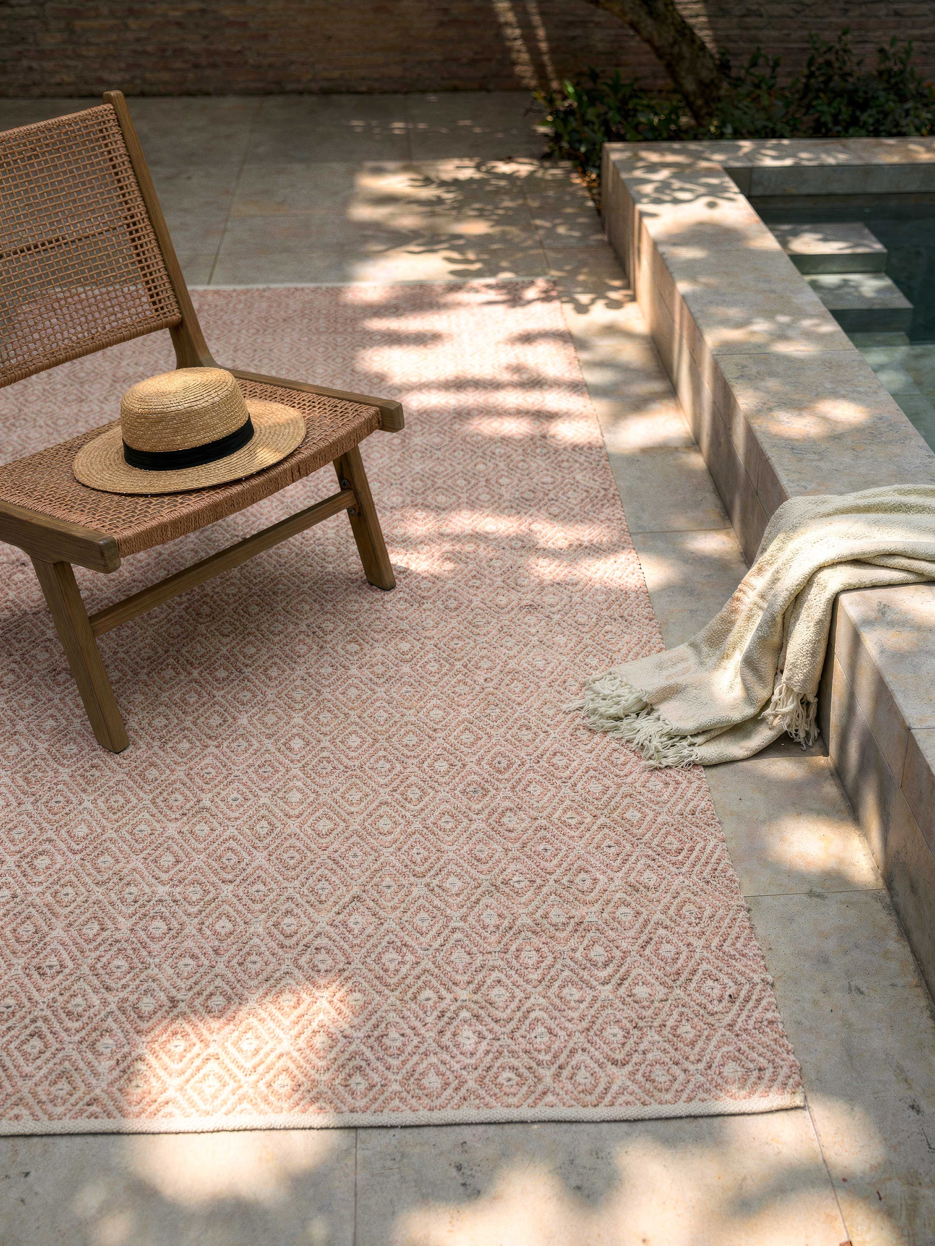 Handgeweven outdoor vloerkleed Rika met vintage ruitjesmotief
