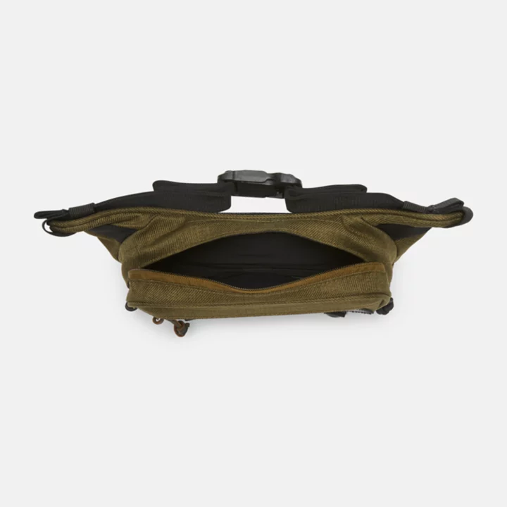 Bolsa transversal utilitária unissex na cor verde.