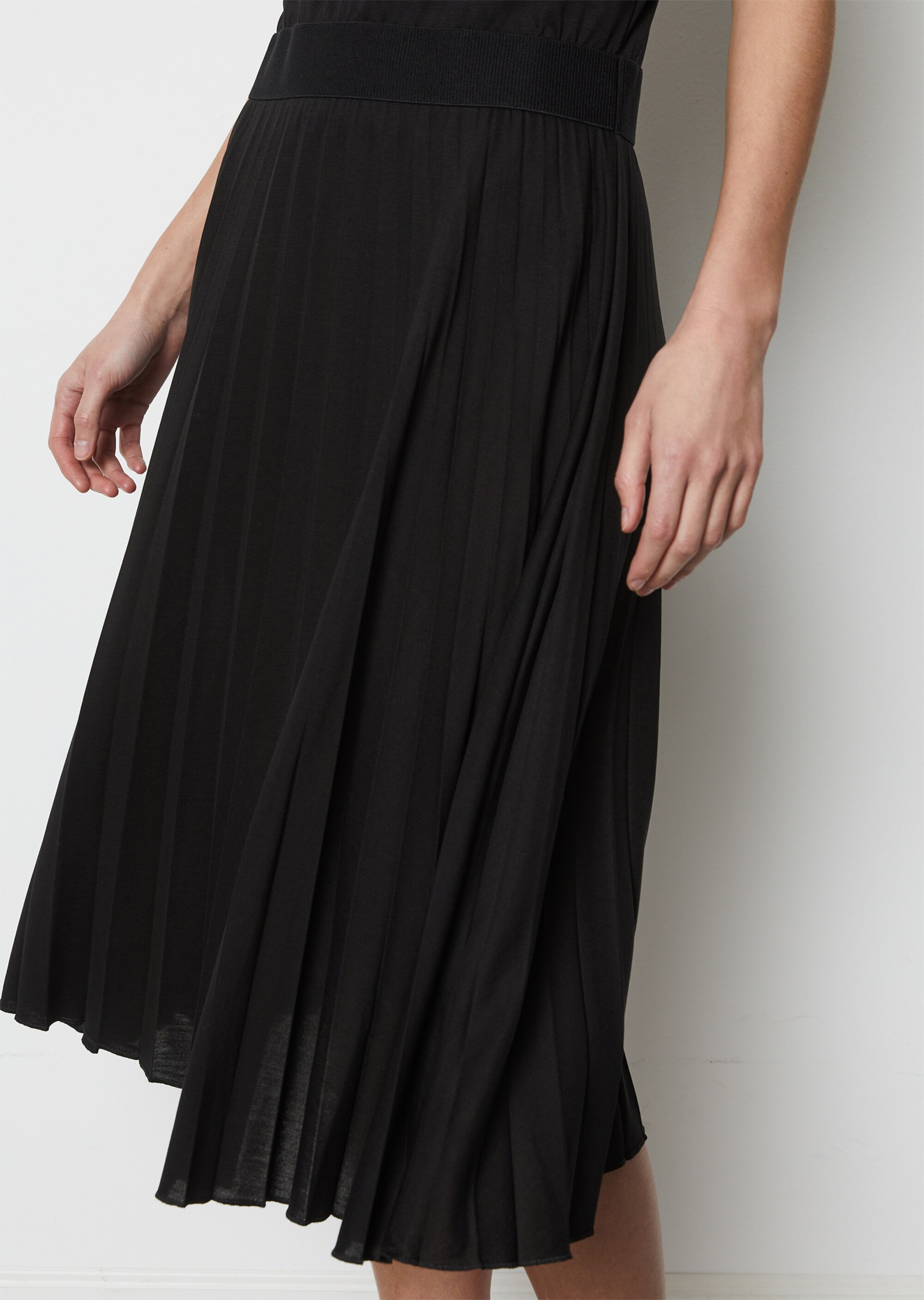 Jerseykleid mit elastischer Taille und plissiertem Rock