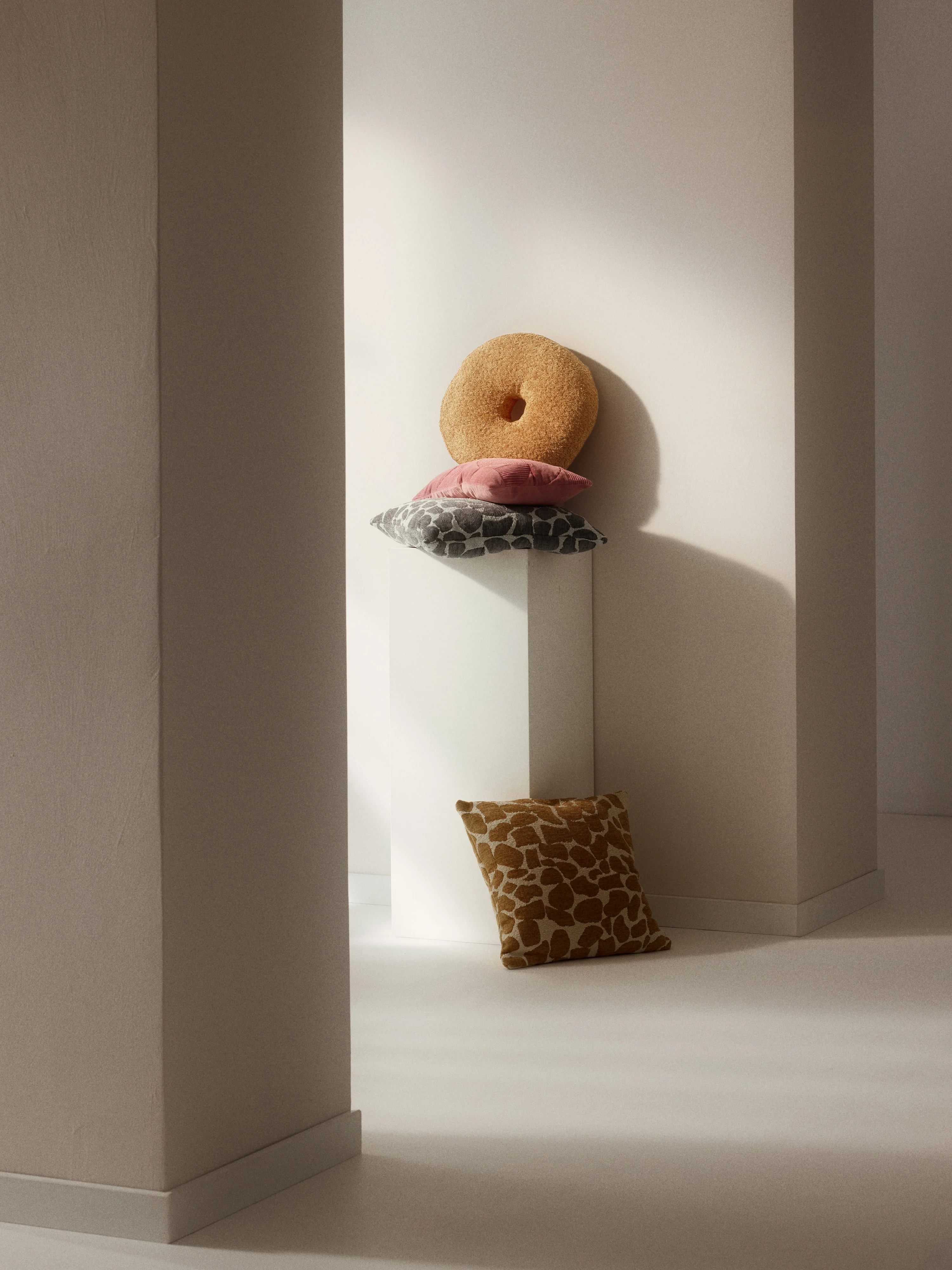 Geborduurde kussenhoes Verina met geometrisch patroon
