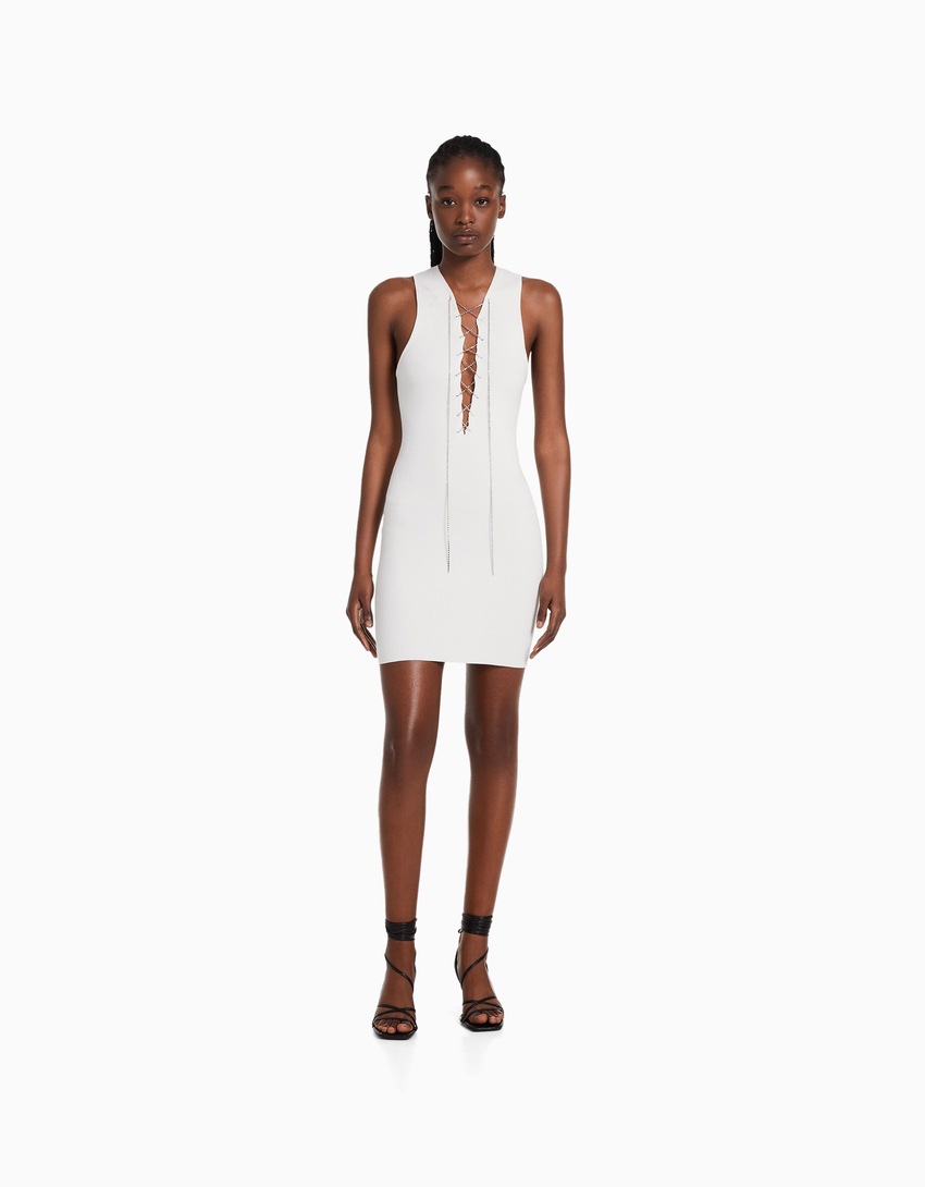 Vestido curto de malha sem mangas com strass