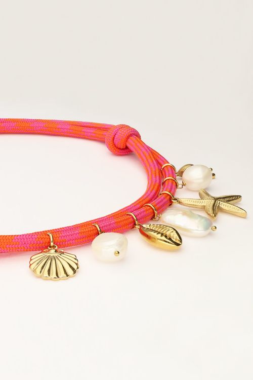 Roze touwketting met schelpen bedels