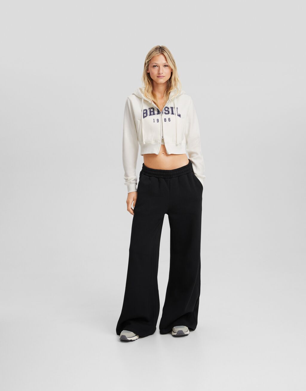Blusa de moletom cropped com zíper e estampa.