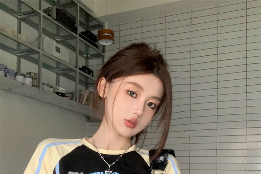 ANORA - Korte mouwen ronde hals raglan crop top met letters