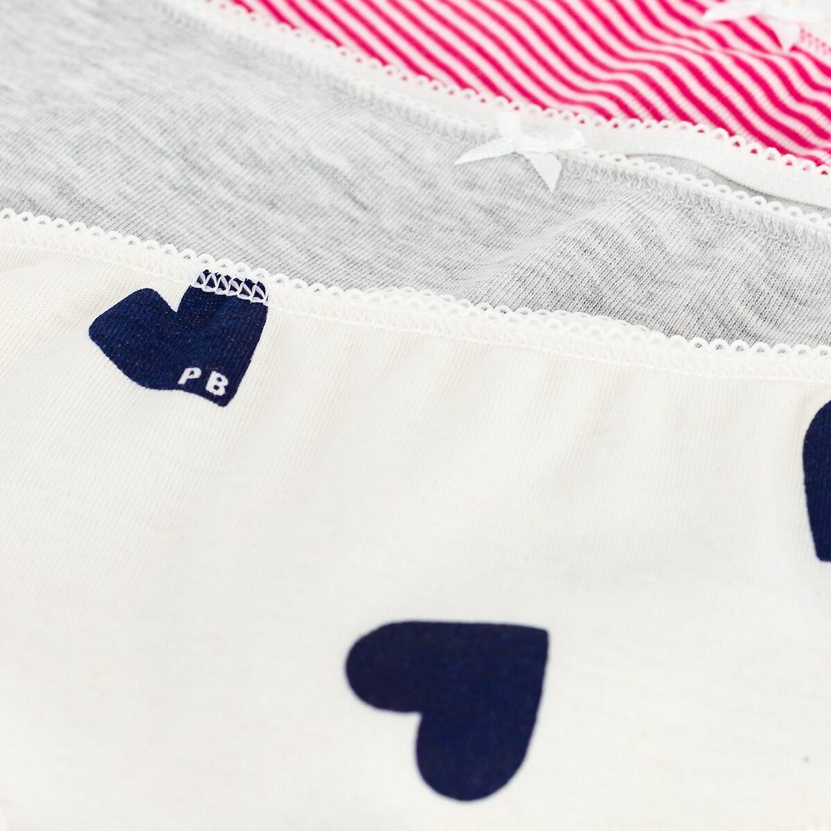 PETIT BATEAU<br>Conjunto de 3 calcinhas de algodão com estampa de corações e listras