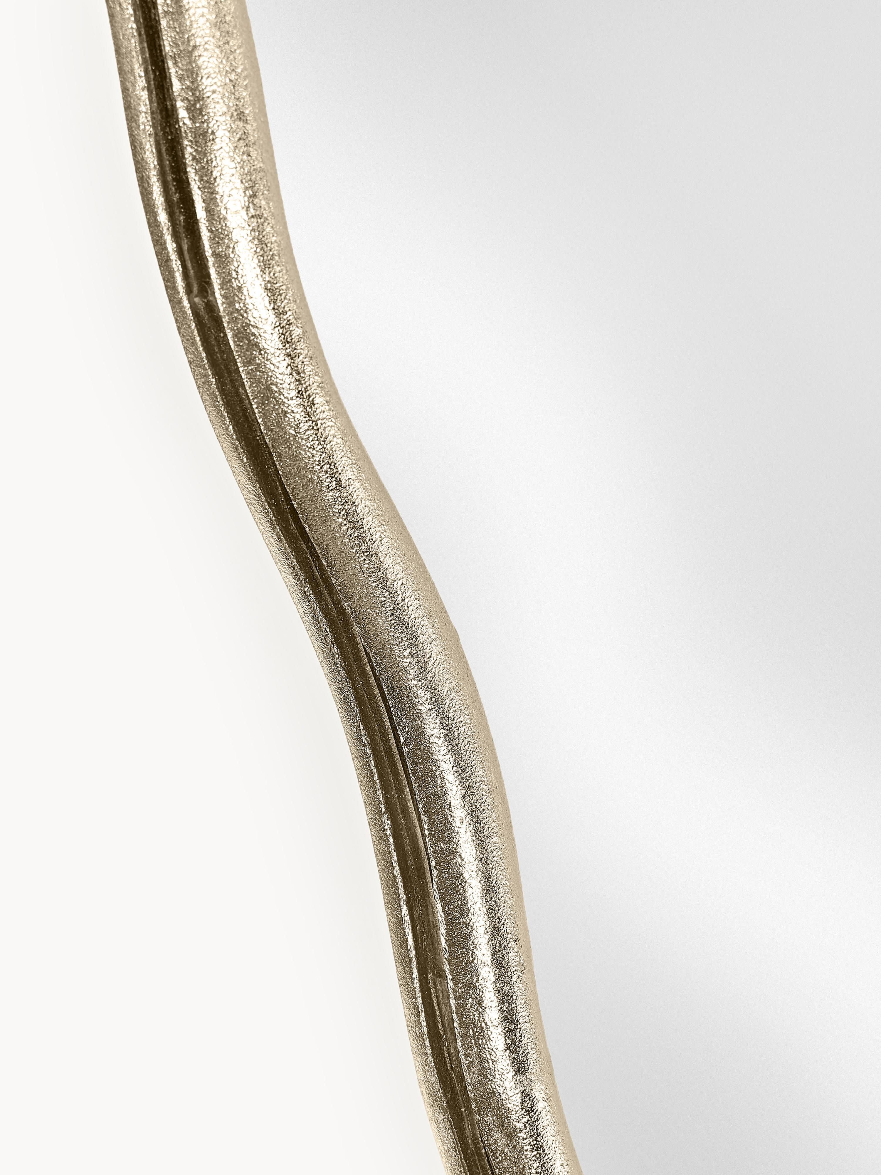 Wandspiegel Reggie met een golvend metalen lijst