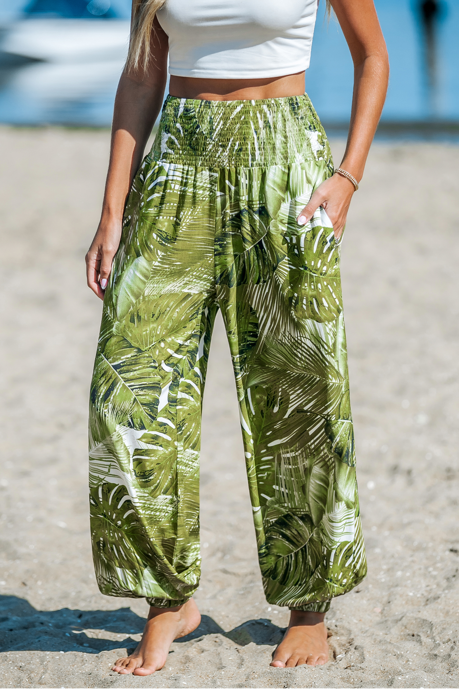 Pantalon avec taille à smocks et jambes trapèze à feuilles