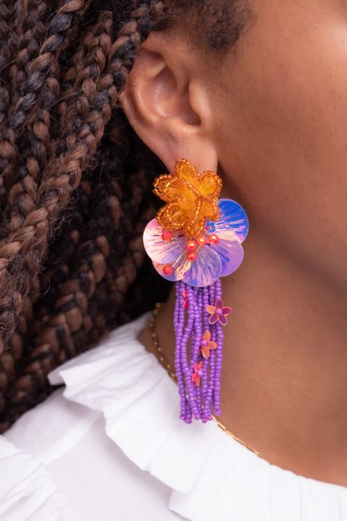 Island oorhangers met bloemen en paarse slierten