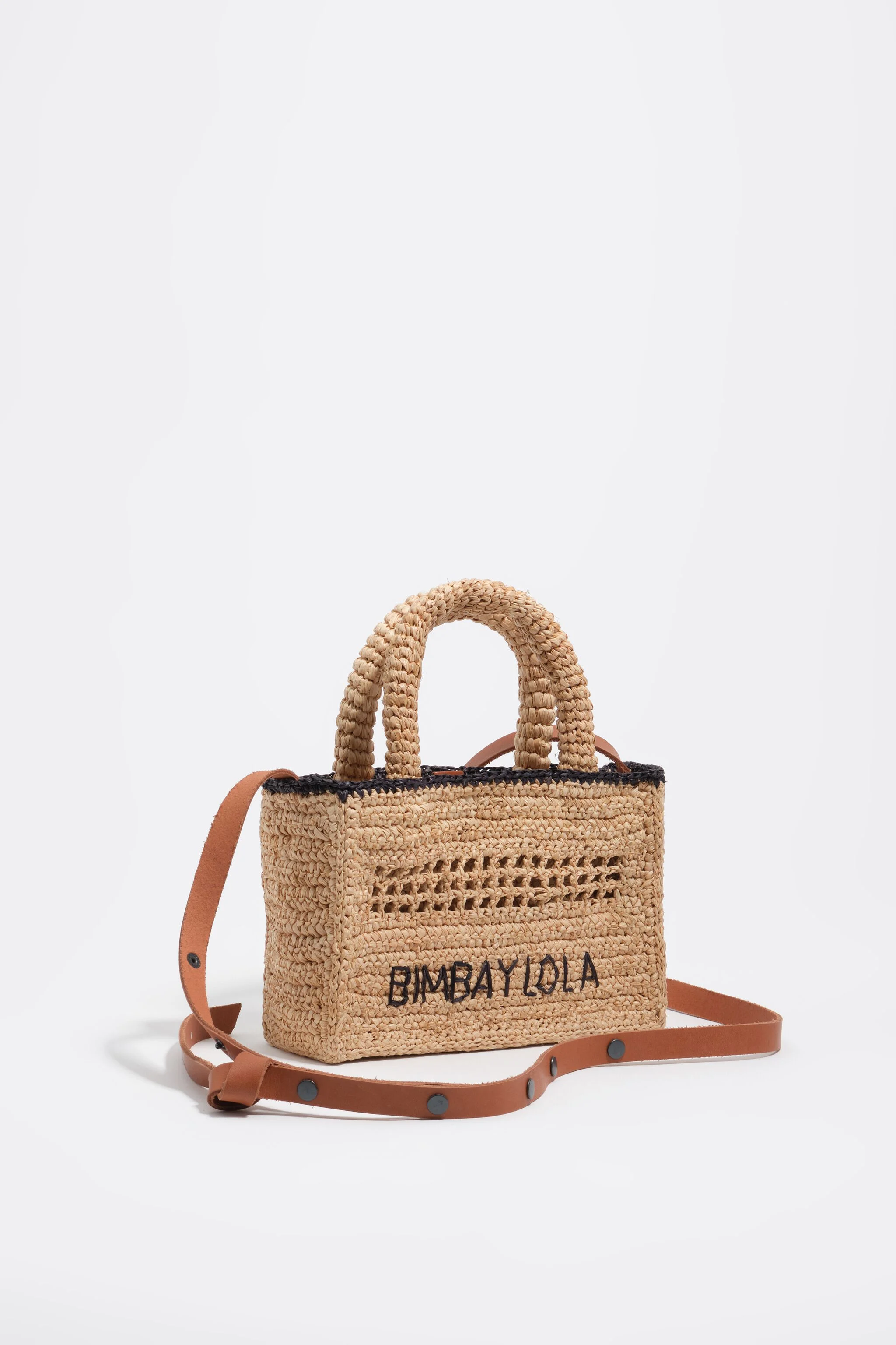 Bolsa pequena trançada em ráfia natural