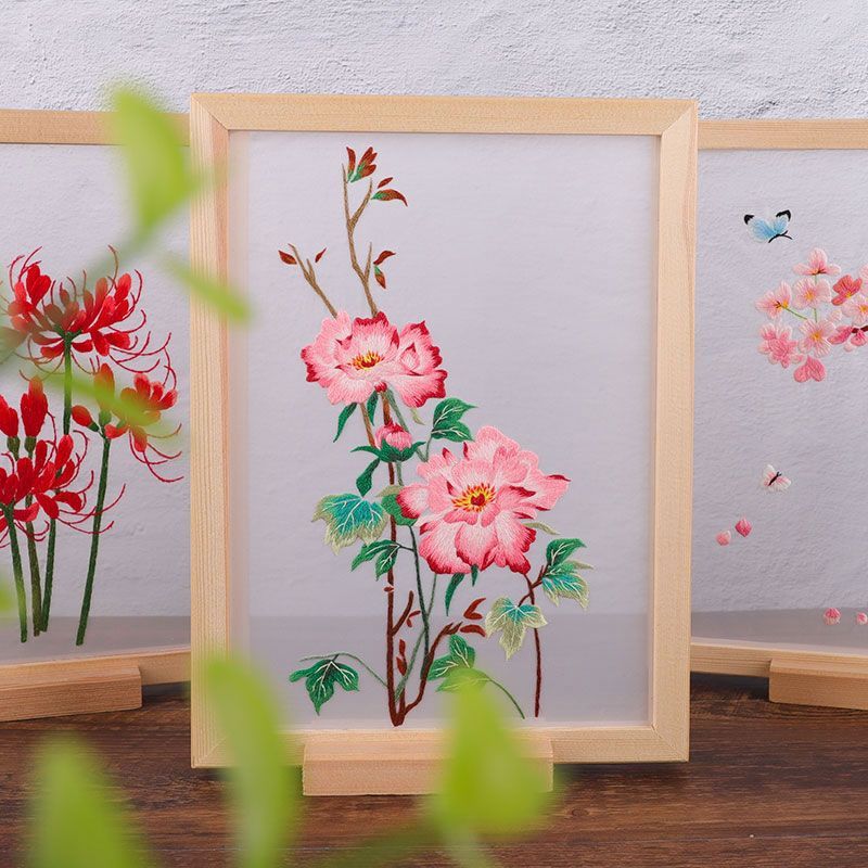 Embroidery Kingdom - DIY-borduurpakket met bloemenornamenten