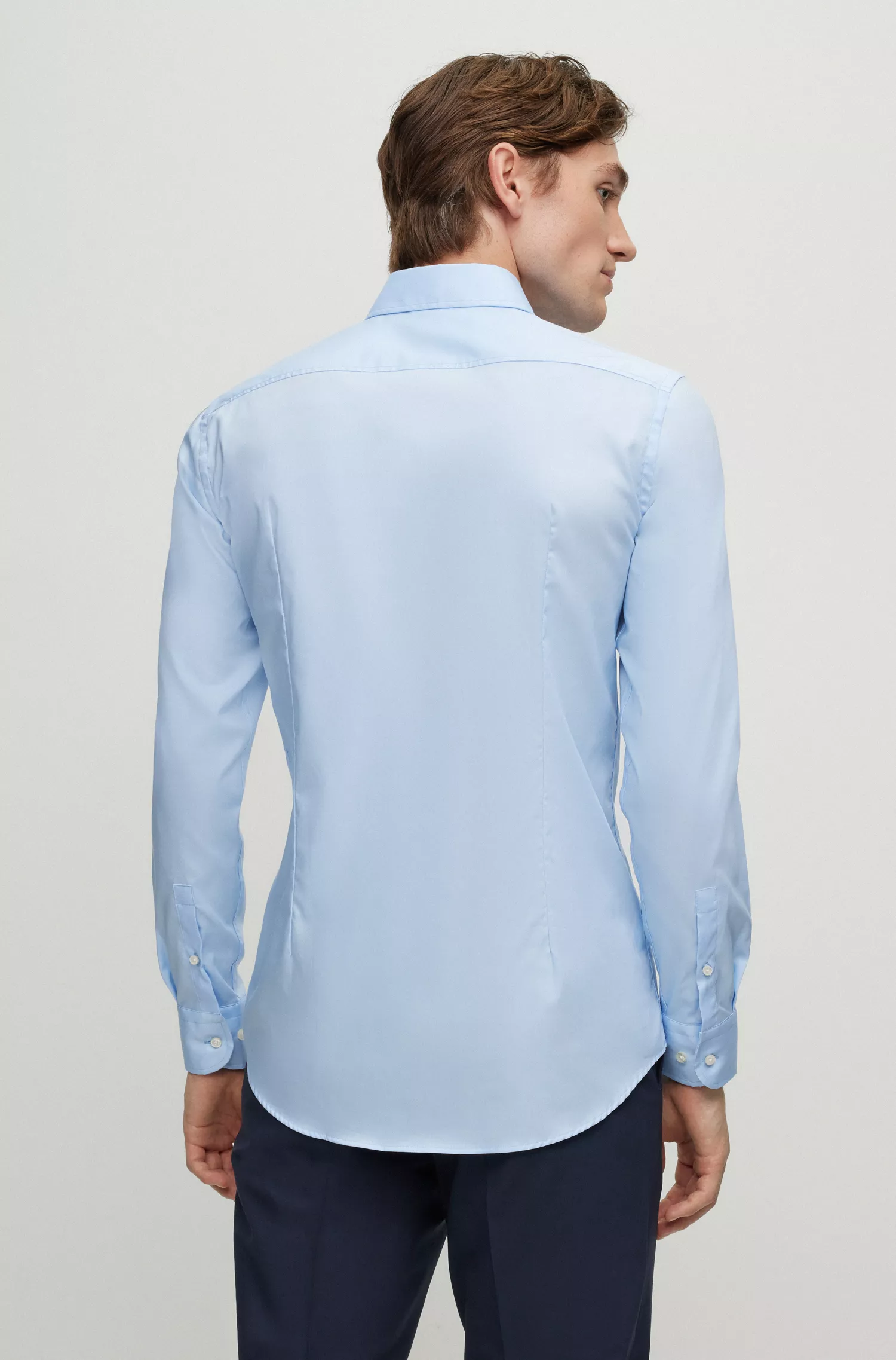 Camisa BOSS preta de corte slim em popeline de algodão fácil de passar.