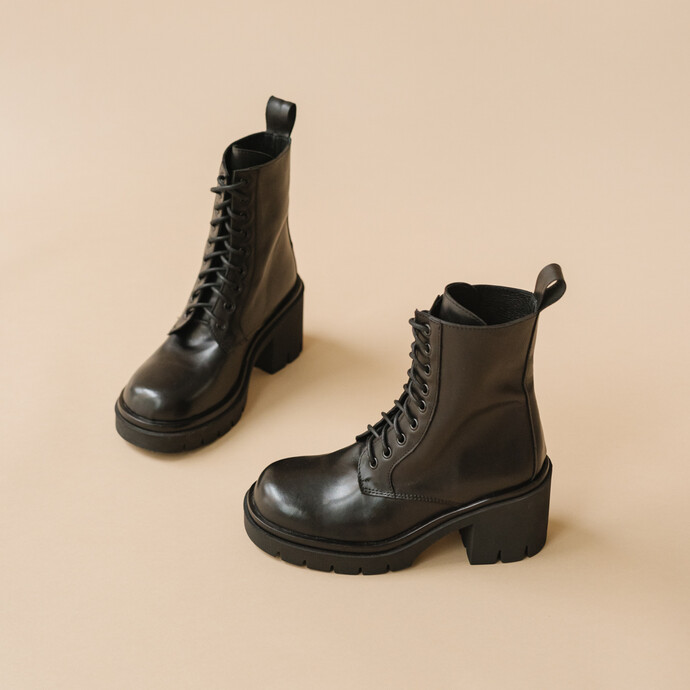 Boots à talons épais et lacets  en cuir noir