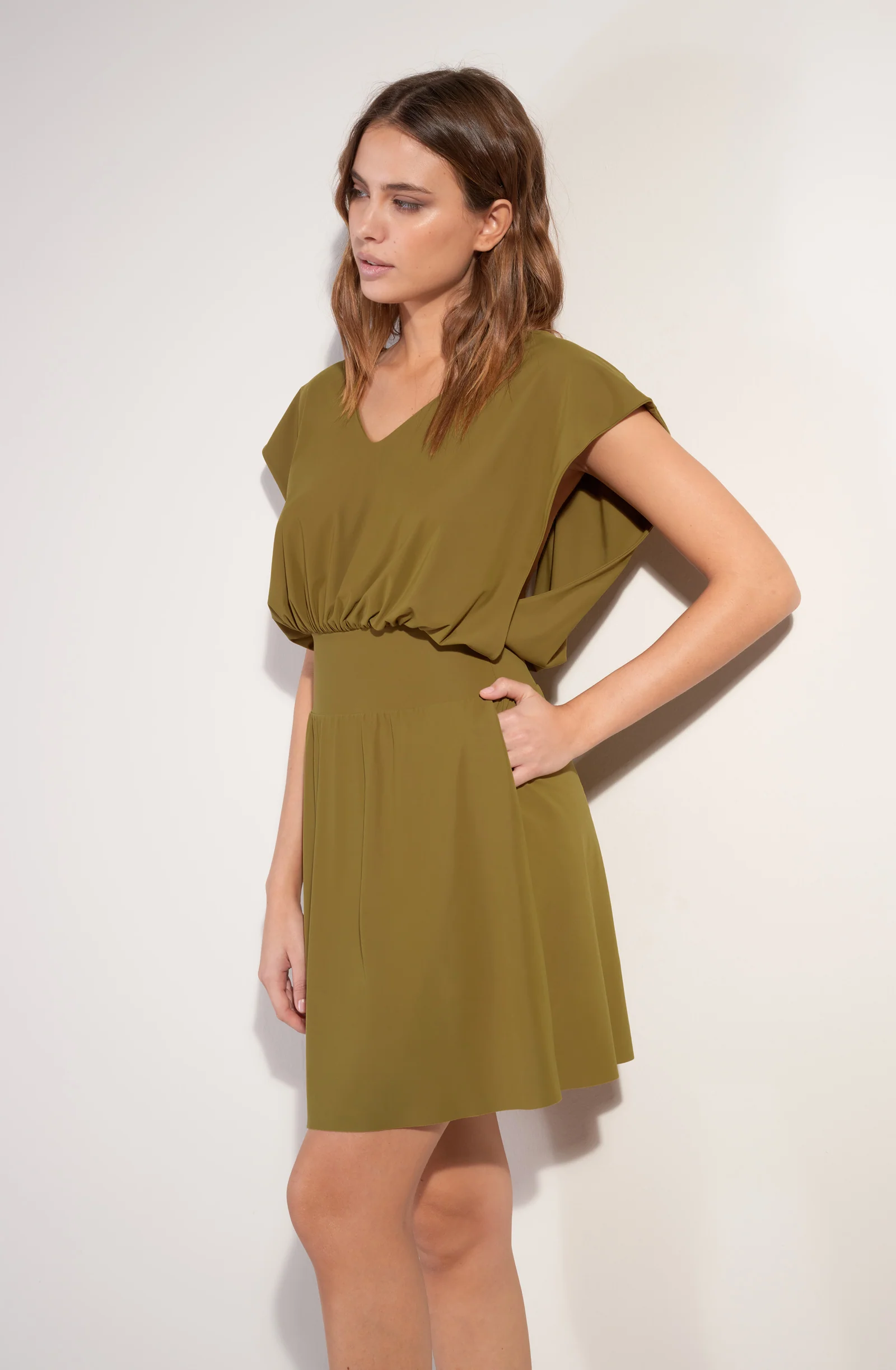 nola Robe courte en voile extensible décolleté V bronze Bronze