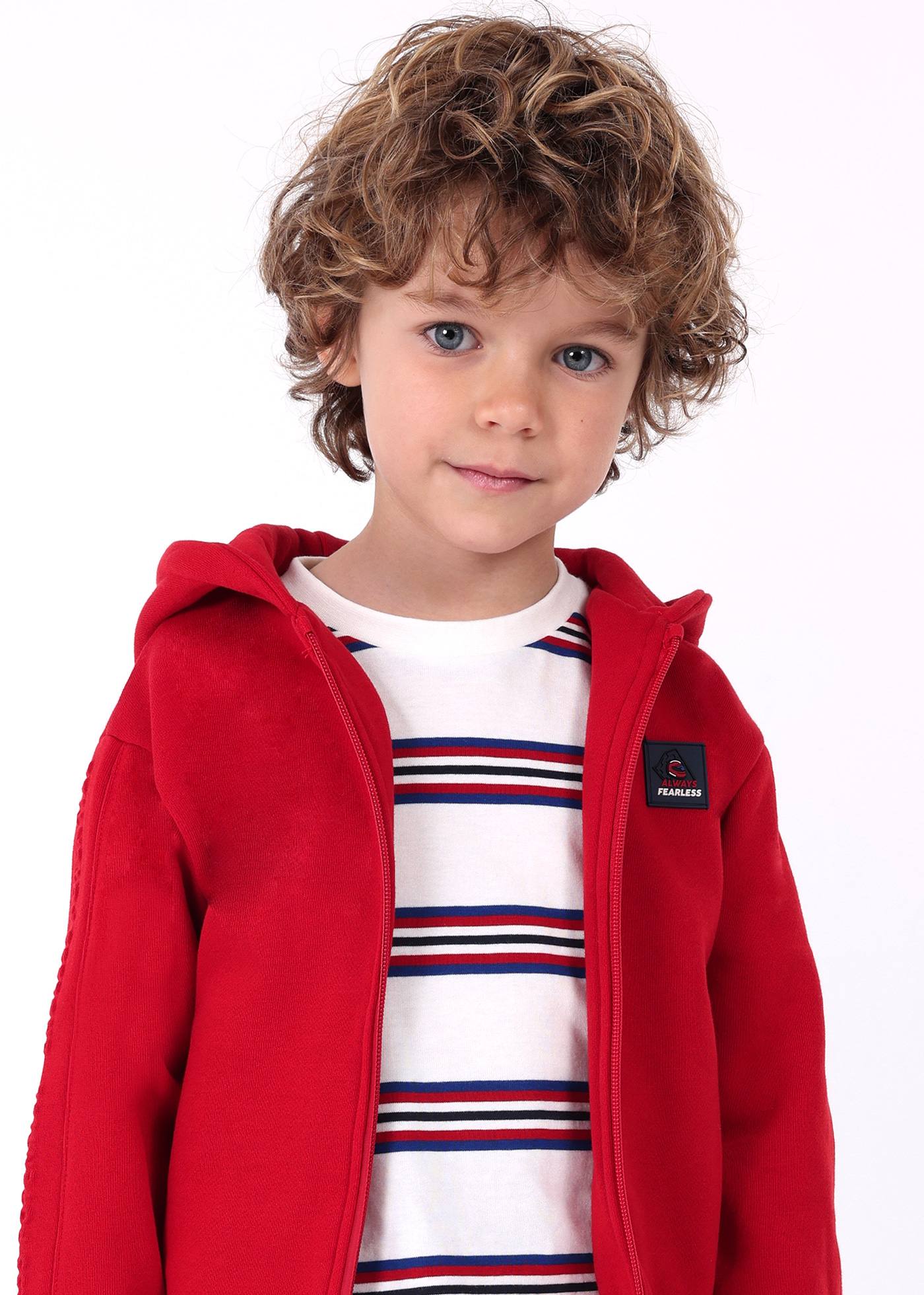 Moletom infantil com zíper e decoração em relevo.