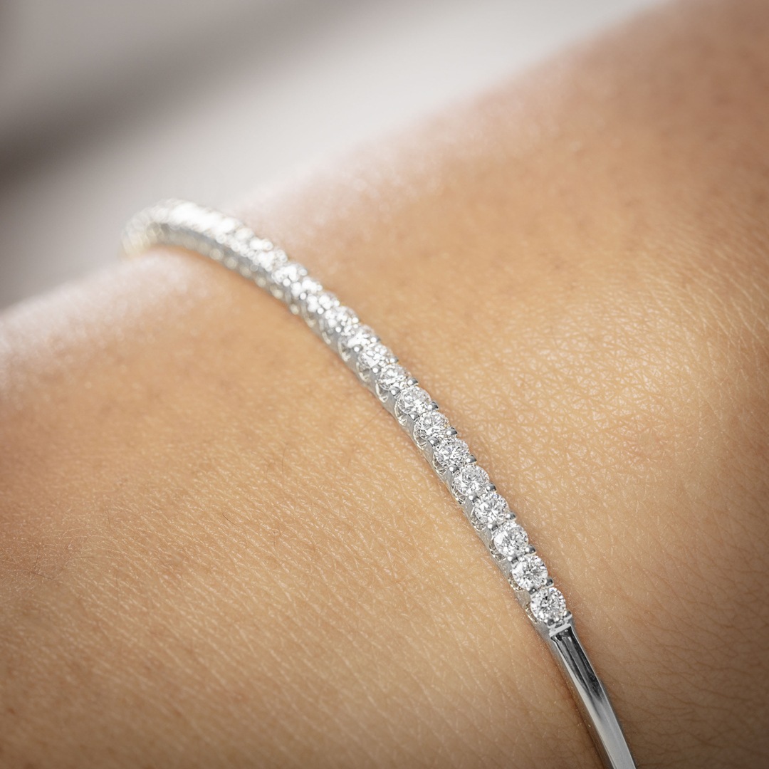 1.02 Karat Diamantarmreif oval 750/18 K Weissgold