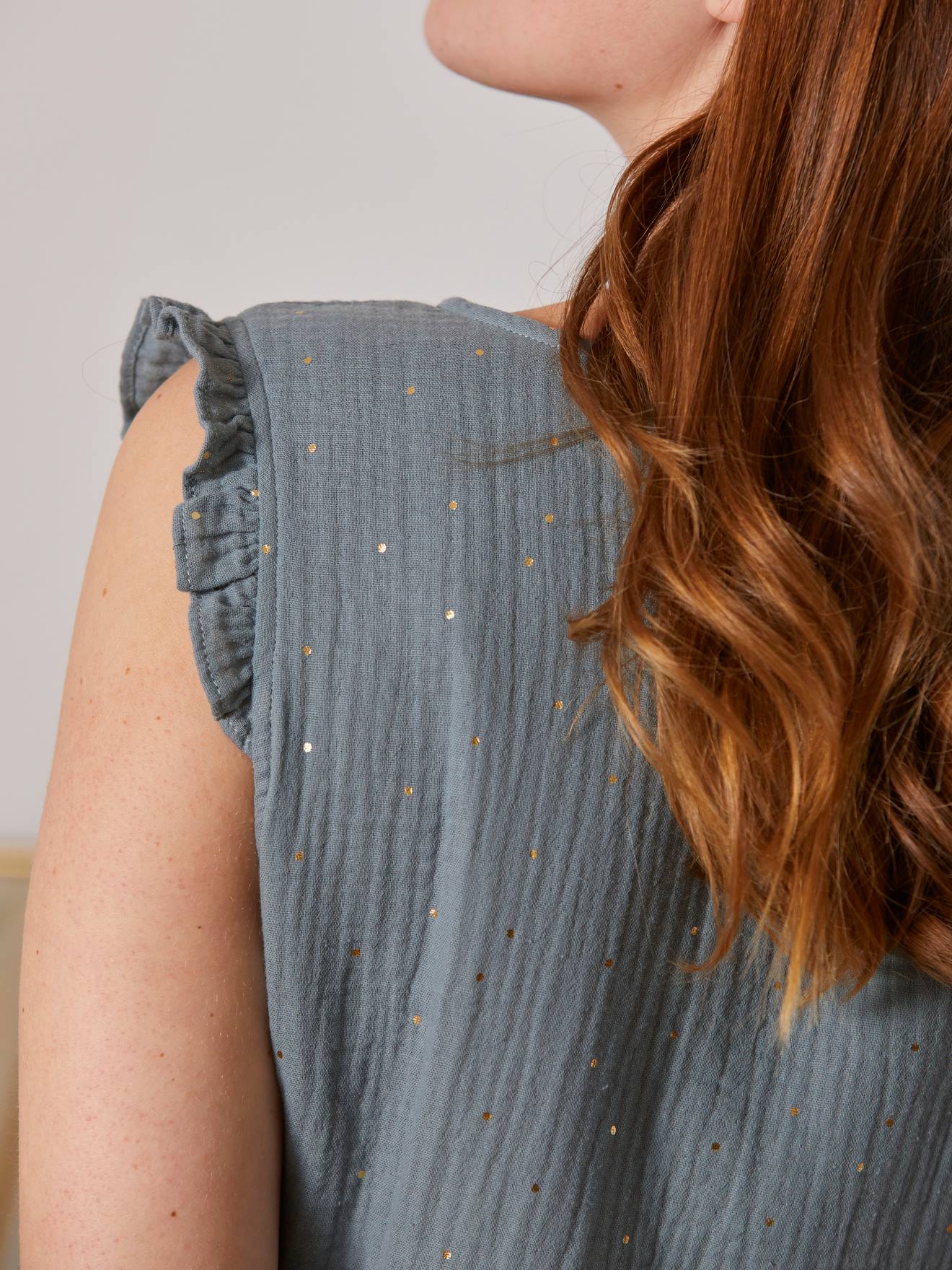 Blusa de maternidade e amamentação em chiffon de algodão branco claro com estampa.