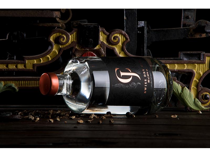 JC Gin Swiss Dry Gin 0.5 l Schweizer Spirituosen Spezialität auf der Basis von Wacholder
