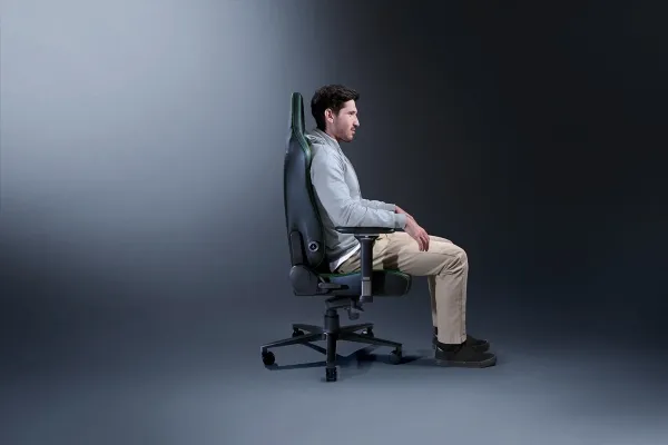 Razer Iskur V2 - Spillestol - ergonomisk - armstøtter - T-formet - vippe - drejeled - syntetisk læder - sort, grøn