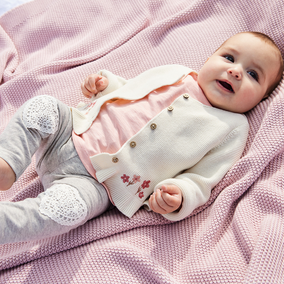 Topomini Newborn Leggings mit Häkelspitze hellgrau