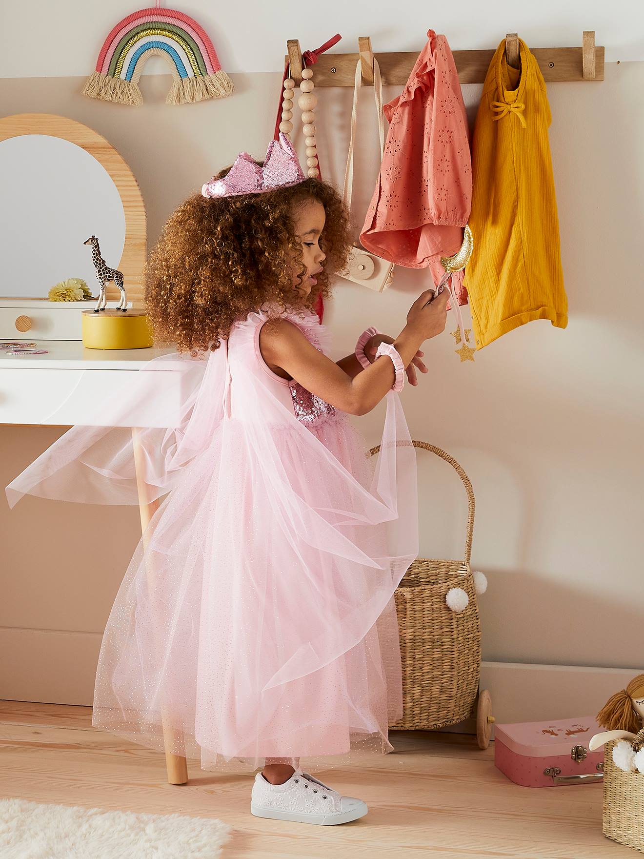 Traje de princesa com véu e coroa verde-esmeralda