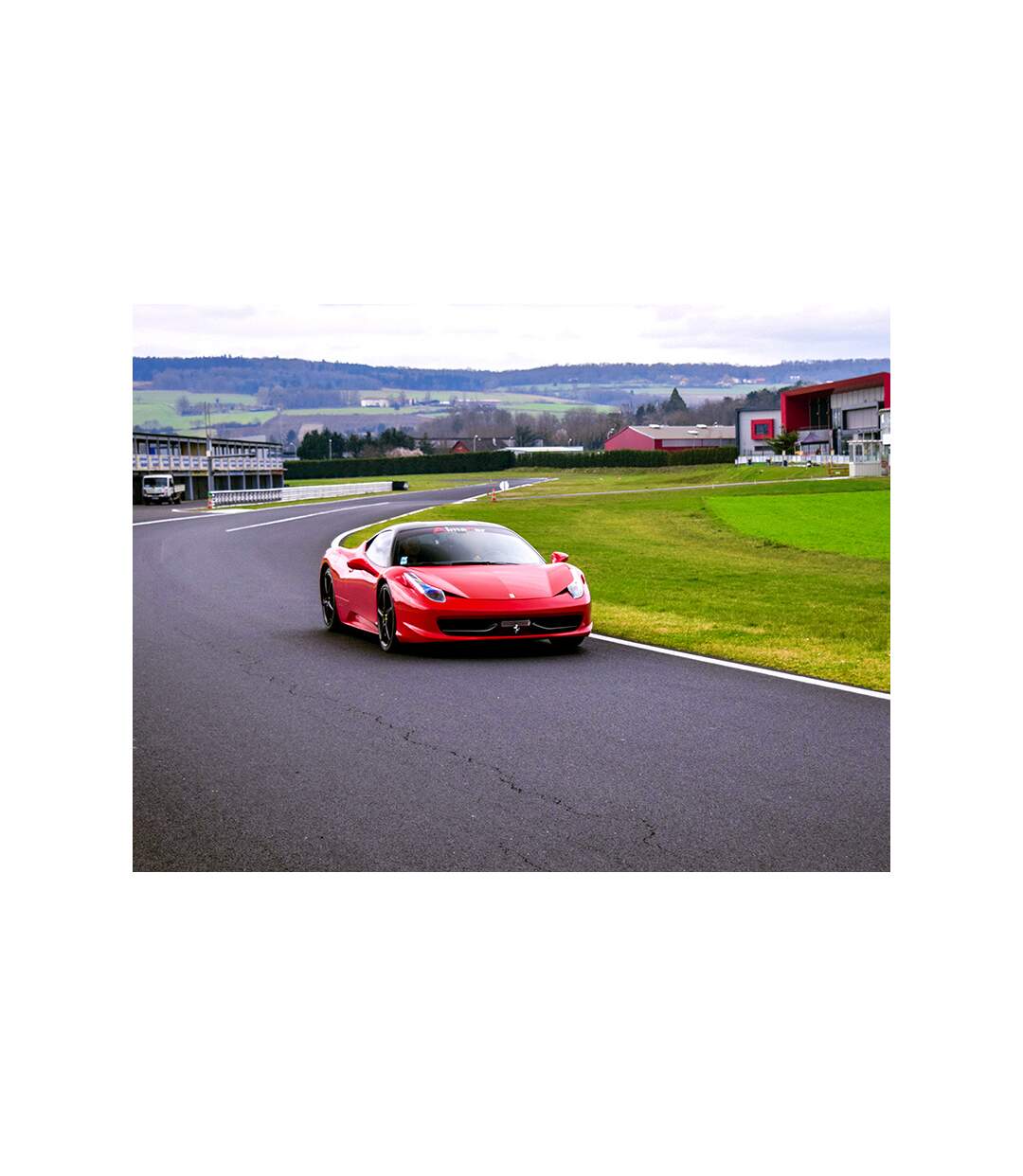 Pilotage Ferrari 458 Italia : 10 tours sur le circuit Château Gaillard - SMARTBOX - Coffret Cadeau Sport & Aventure
