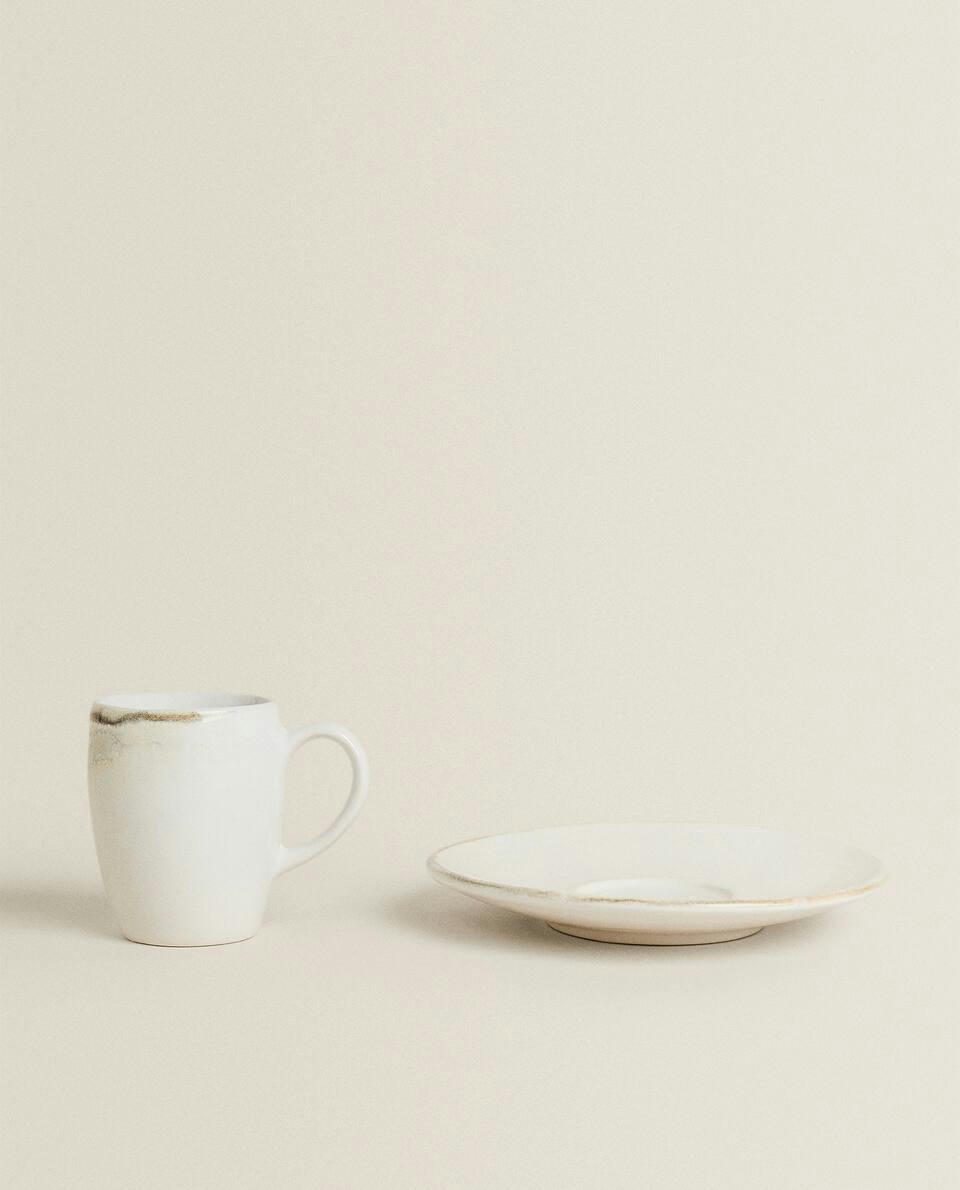 Xícara de café e pires de cerâmica