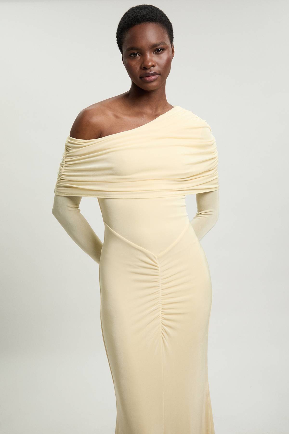 KarenMillen Robe Maxi Petite En Crêpe Fluide À Épaules Dénudées Avec Détails Froncés Et Ourlet Sirène