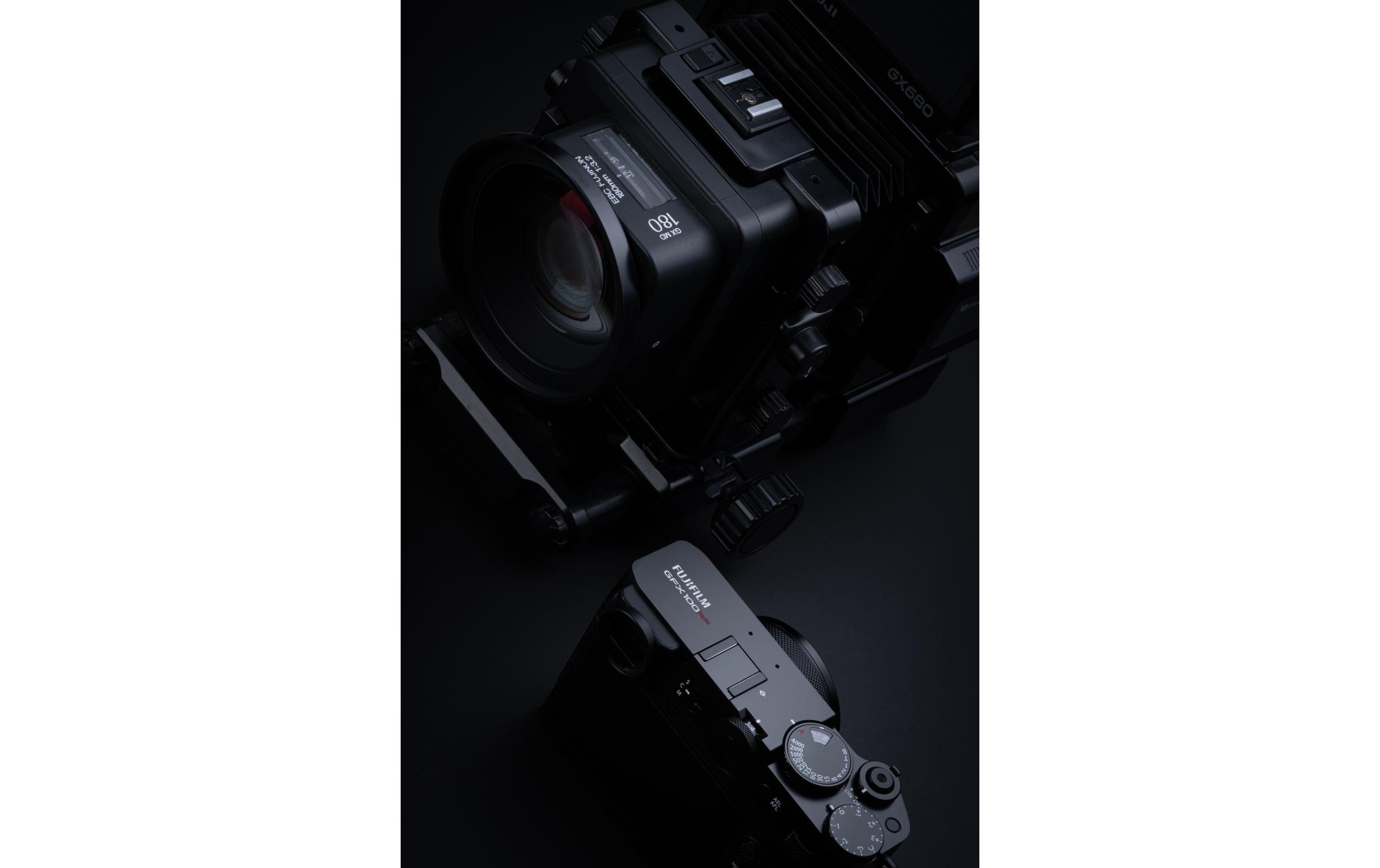 Fotokamera GFX 100RF Schwarz<br>GFX-Kamera mit fest verbautem Objektiv und bringt die Mittelformat-Bildqualität in ein ultrakompaktes Design