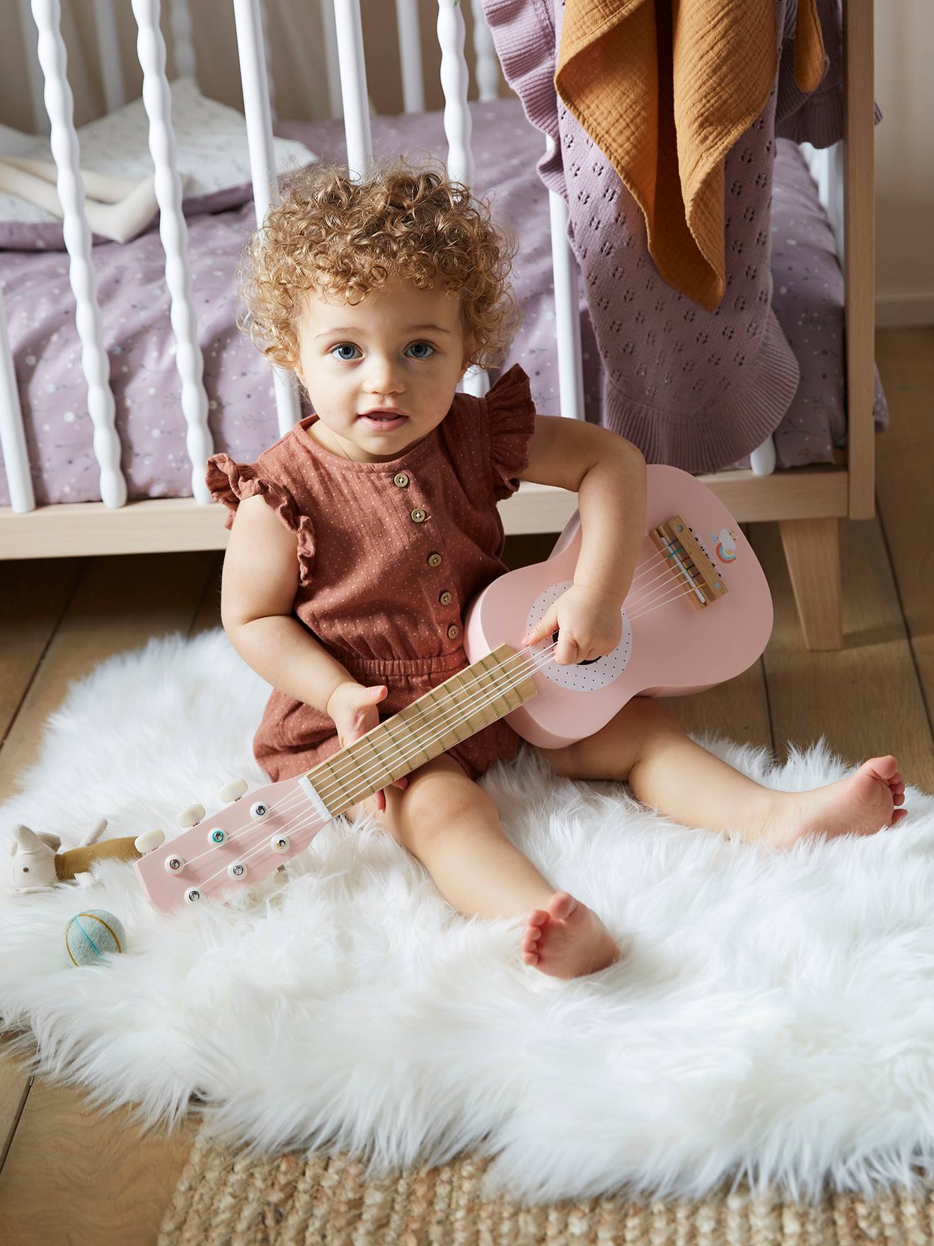 Guitarra de madeira lisa rosa médio com certificação FSC® e motivos.