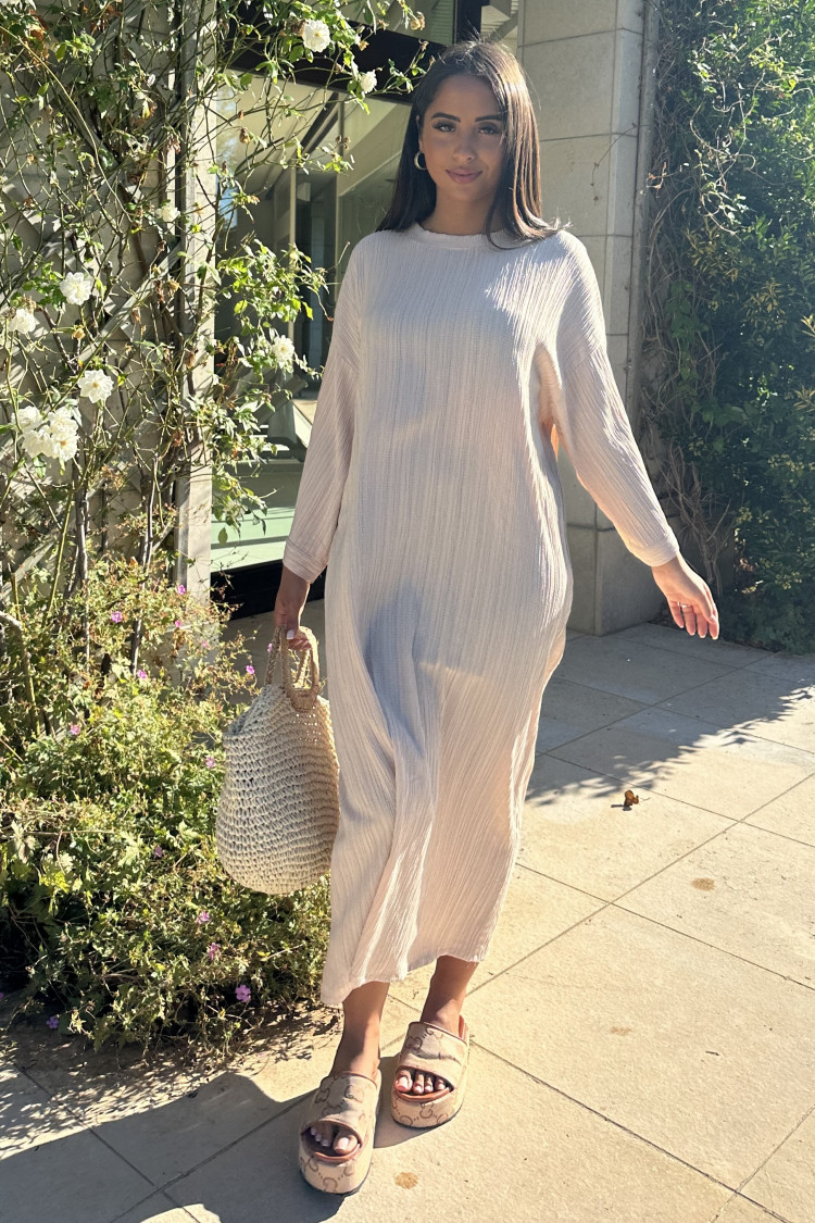 Robe beige longue à couture en relief