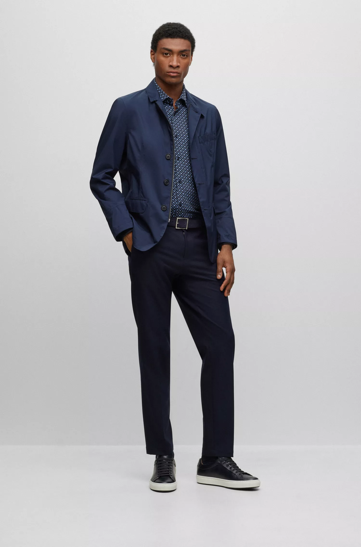 Jaqueta BOSS preta, corte slim, em material repelente à água.