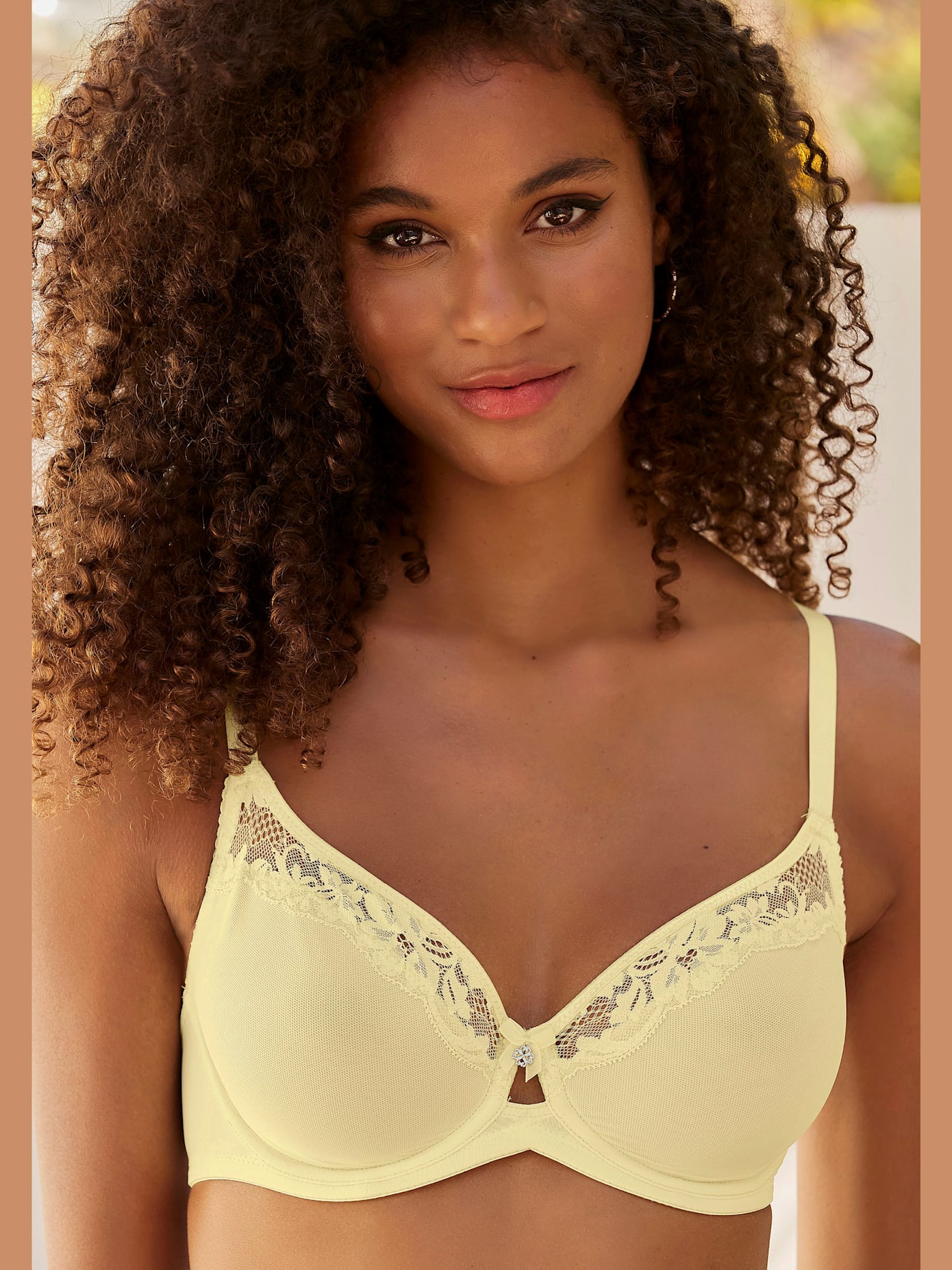 Soutien-gorge à armatures, bordure en dentelle fine et nœud