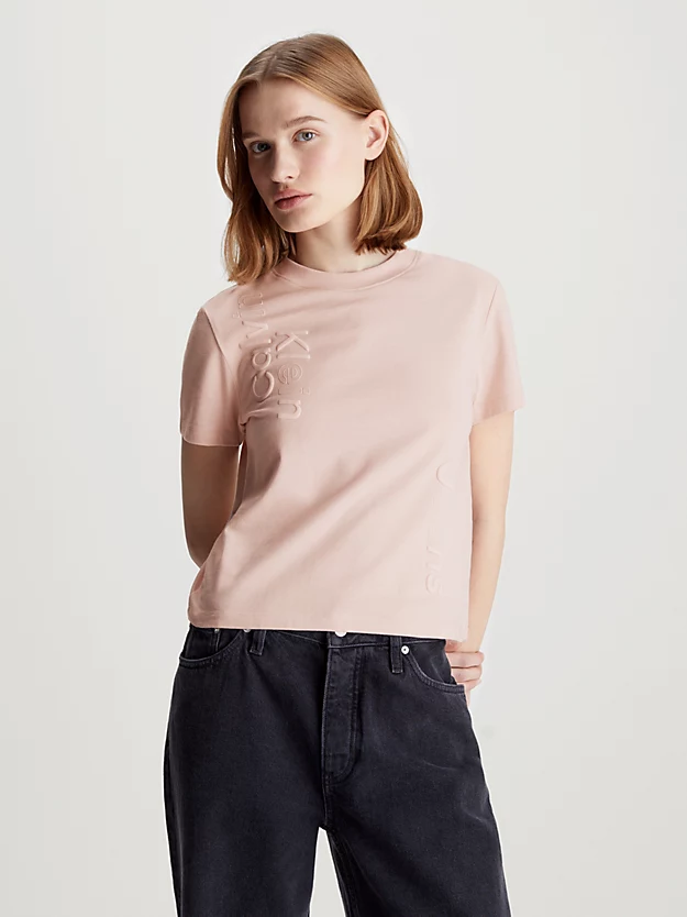 Camiseta curta com vários logotipos