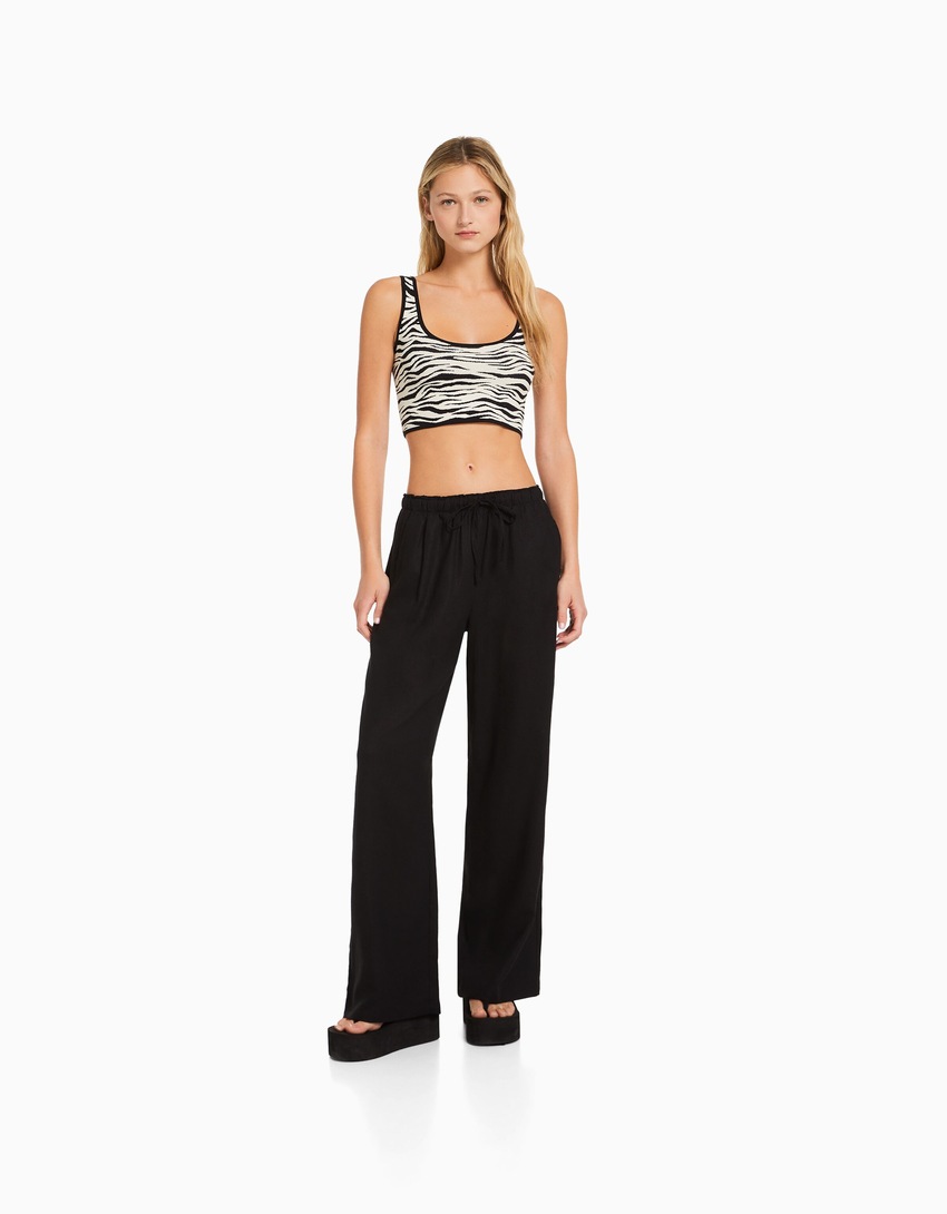 Top cropped de tricô com alças