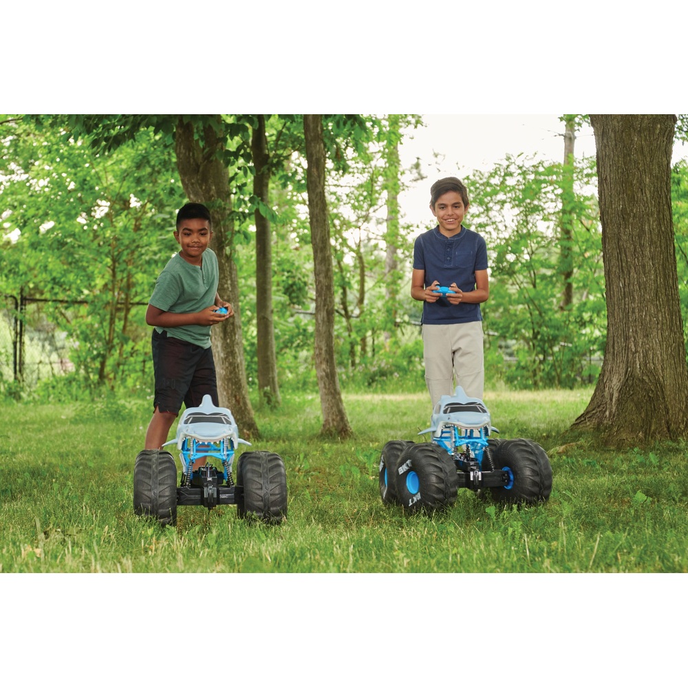 Monster Jam, offizieller 1:6 Mega Megalodon All-Terrain ferngesteuerter Monstertruck