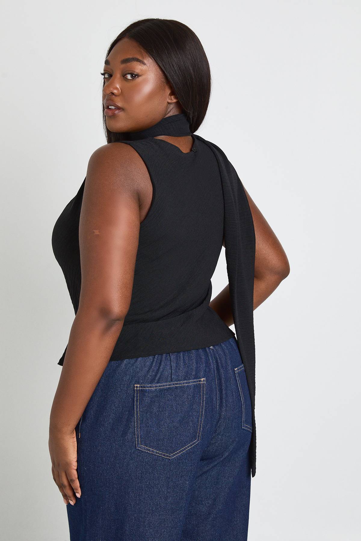 boohoo Haut Cache-cœur Grande Taille Avec Col Foulard