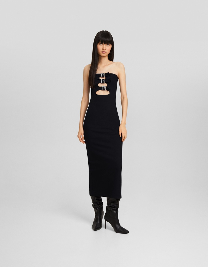 Vestido midi sem alças com recortes e fivelas.