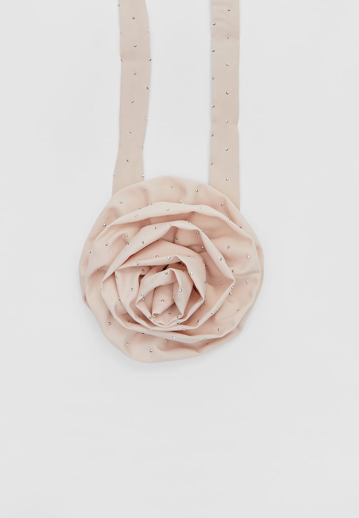 Colar gargantilha floral de cetim com strass.