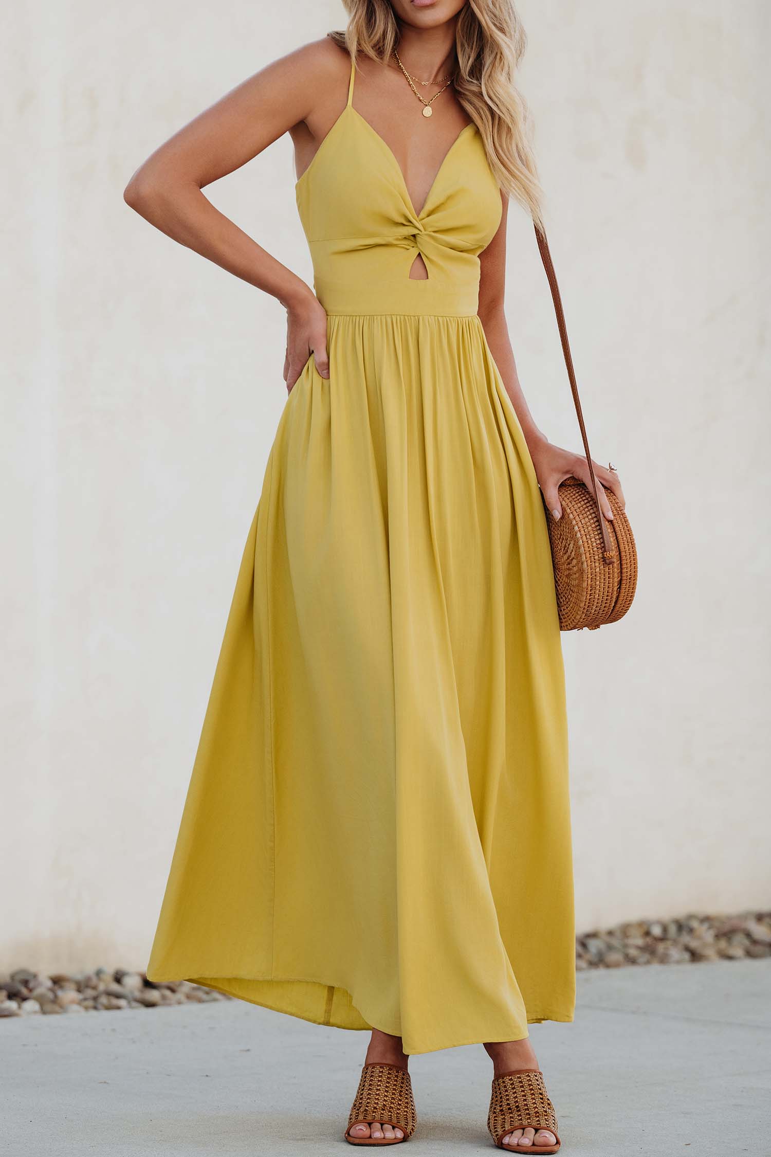 Robe maxi torsadée sur le devant et avec trou de serrure