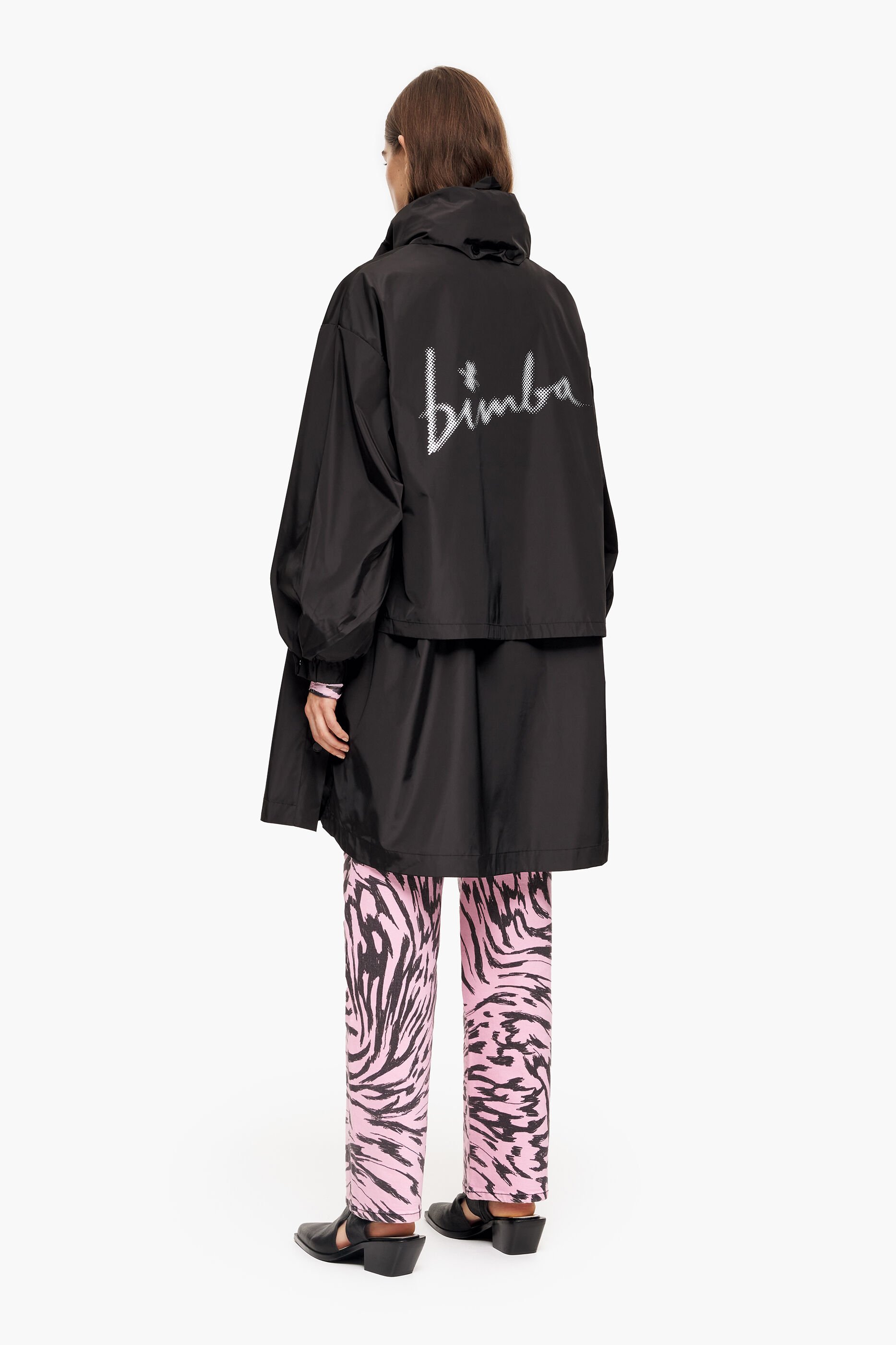 Trench coat preto com boca de sino