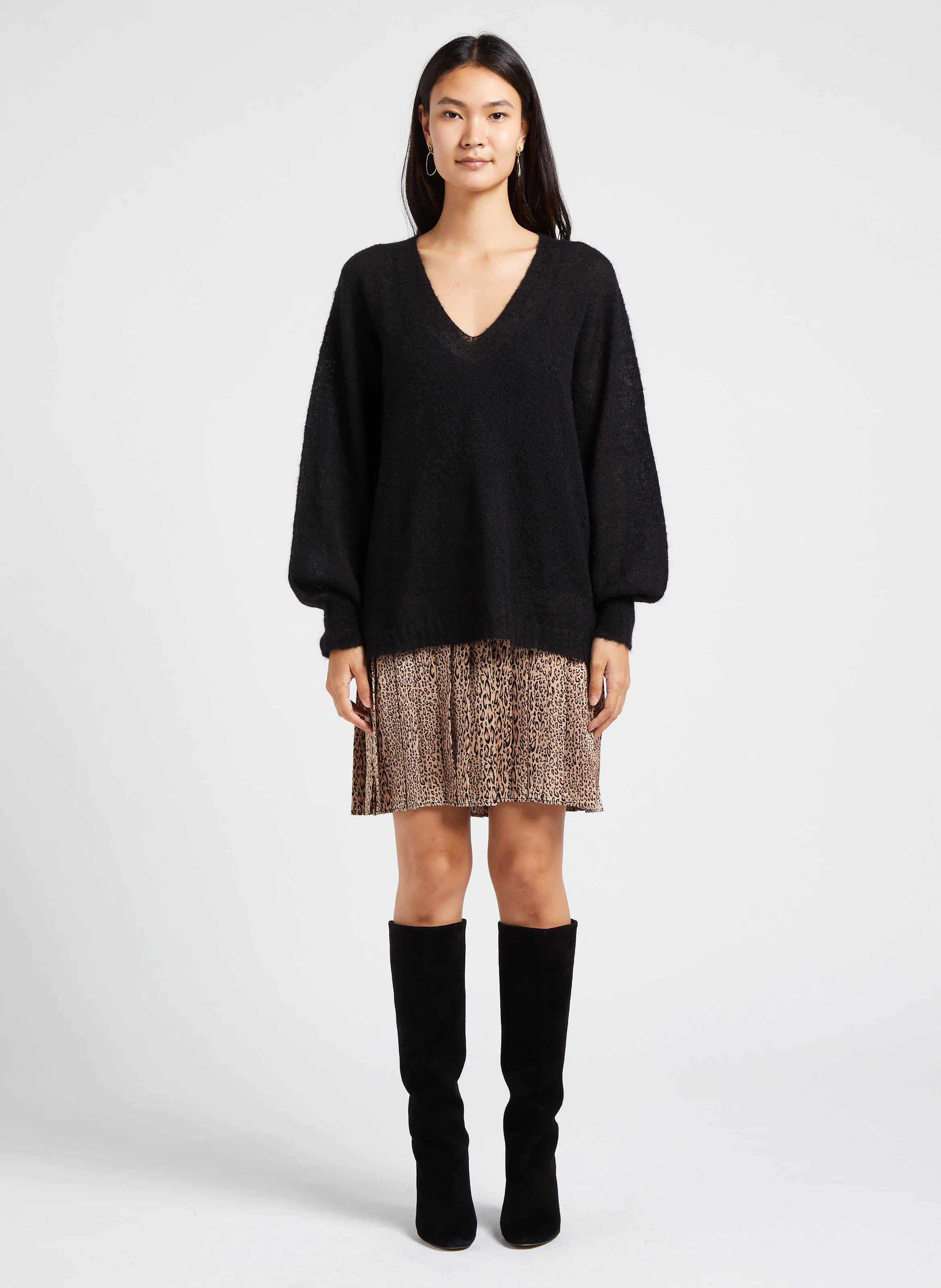 Pull à col V ample en laine mélangée et robe droite | Noir