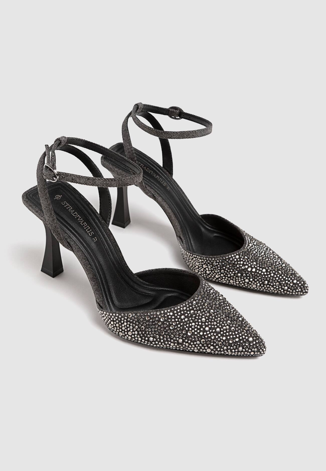 Sapatos de salto alto em jeans com strass