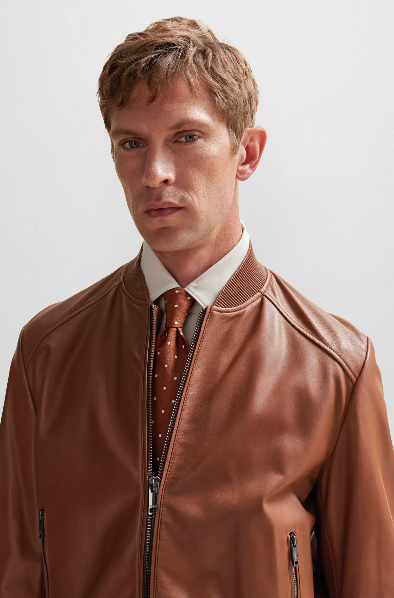 Jaqueta bomber BOSS cor camelo, corte regular, em couro de carneiro.